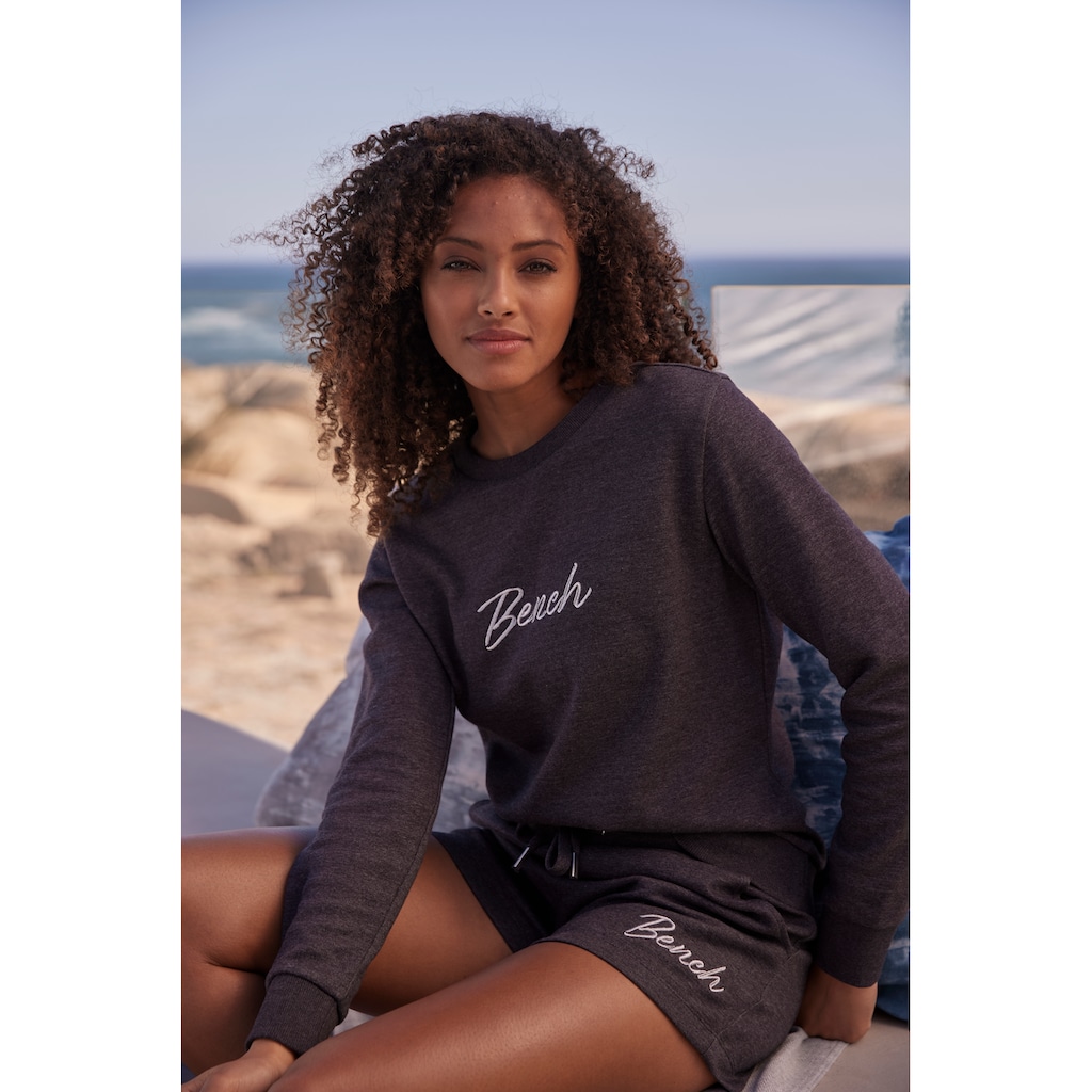 Bench. Loungewear Relaxshorts, mit kleiner glänzenden Logostickerei, Loungewear