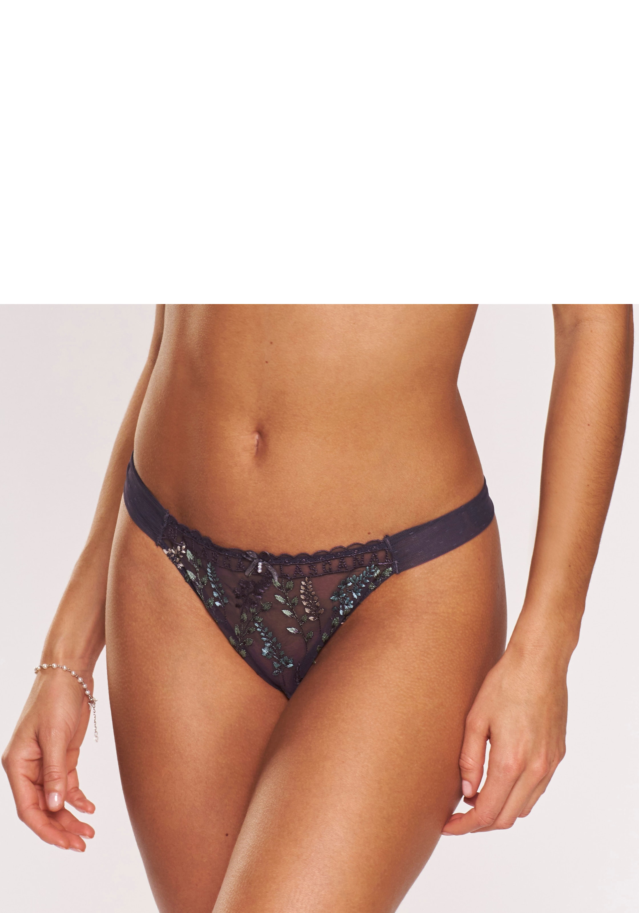 LASCANA String »Mirabel, Amira-Kollektion« aus Mesh mit glänzender Blumenstickerei, transparente Unterwäsche