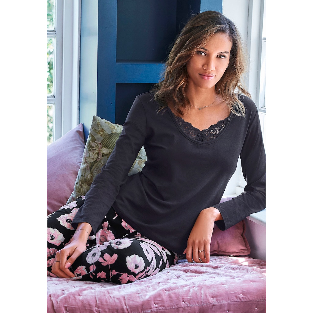 LASCANA Pyjama, (2 tlg.), mit Blumenmuster und Spitzendetails
