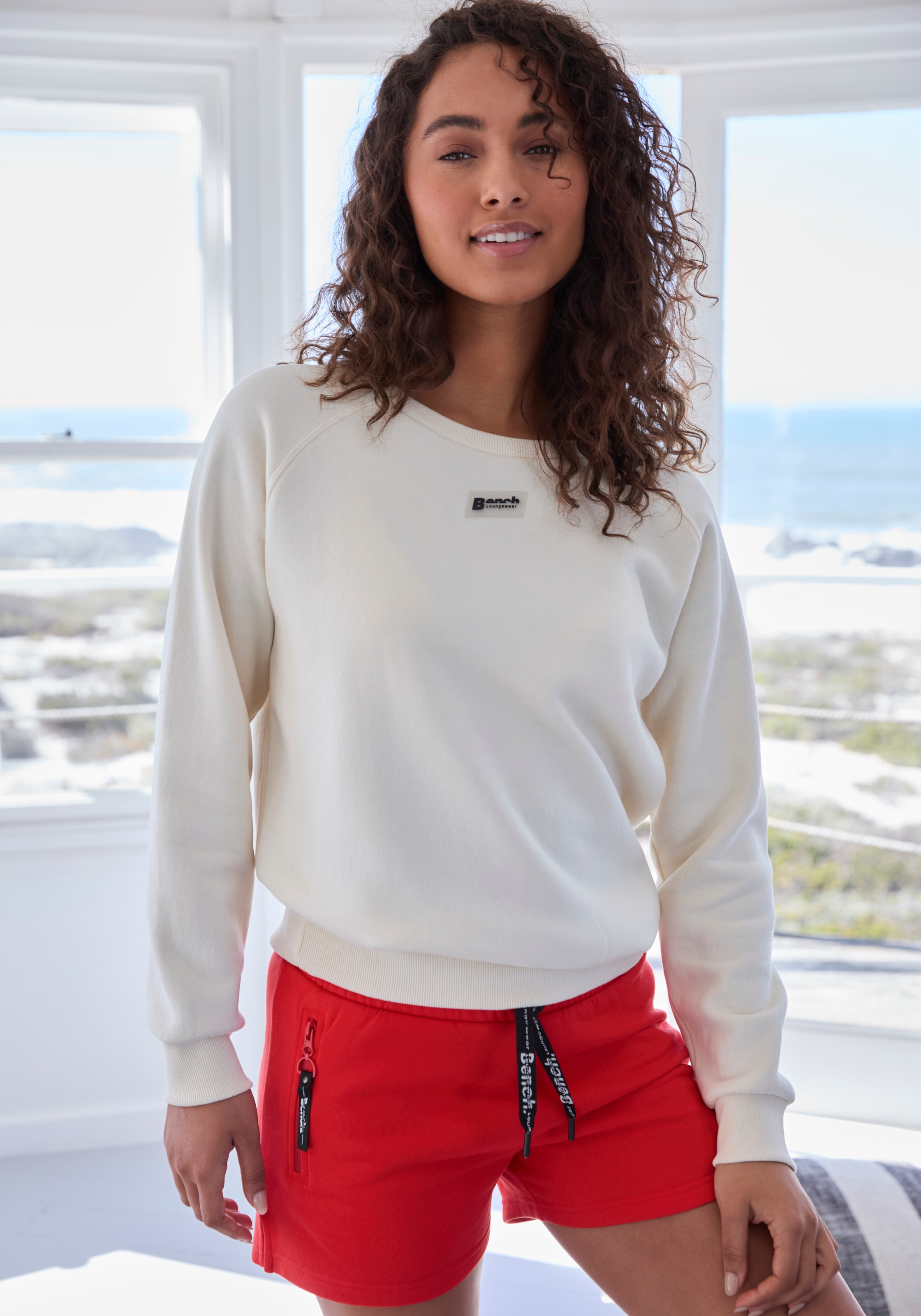 Bench. Loungewear Sweatshorts  mit seitlichen Schlitz und Reissverschlusstaschen, Loungewear