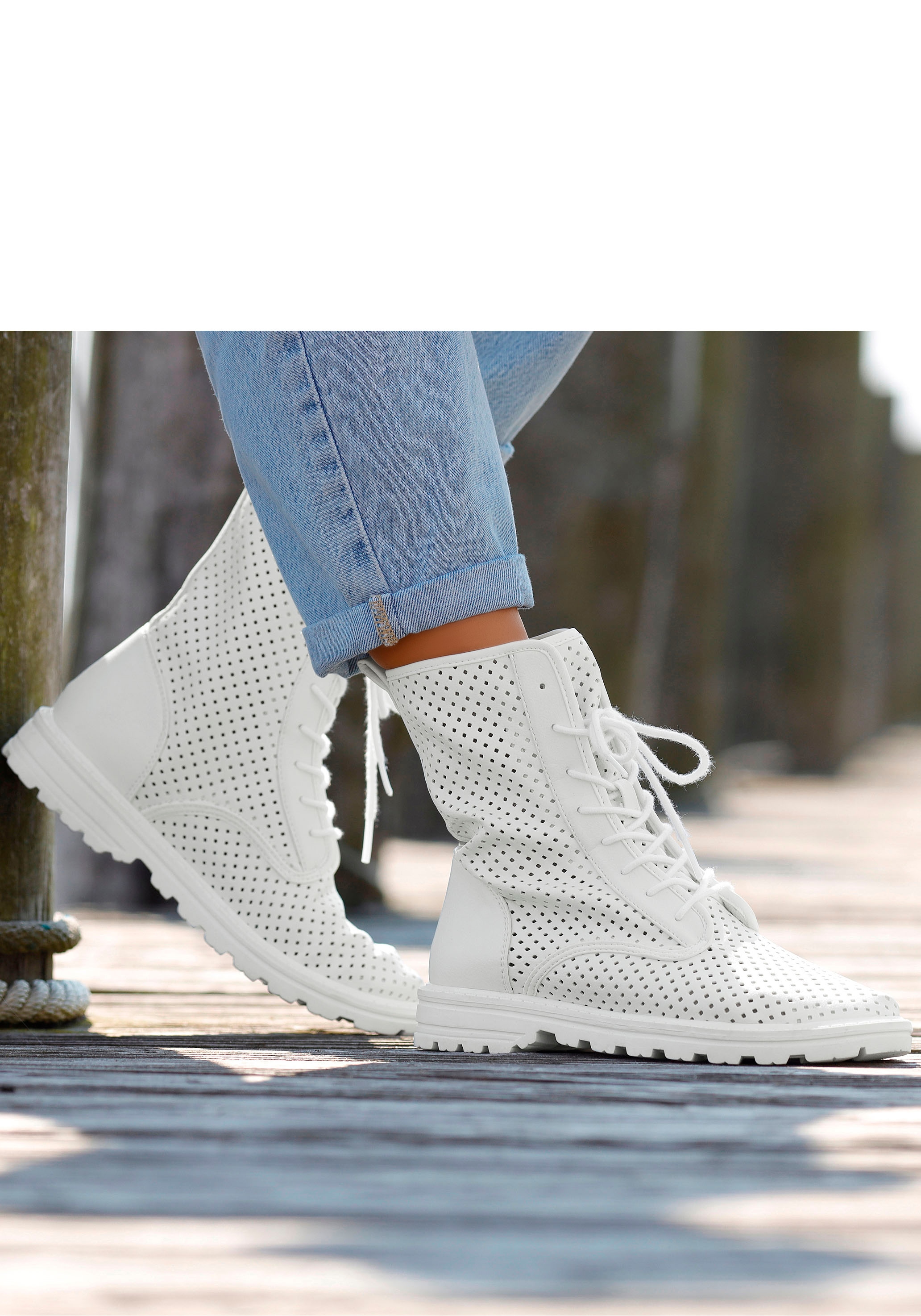 LASCANA Schnürstiefelette, zum Schnüren mit modischen Cut-Outs, Stiefel, Boots, High-Sneaker