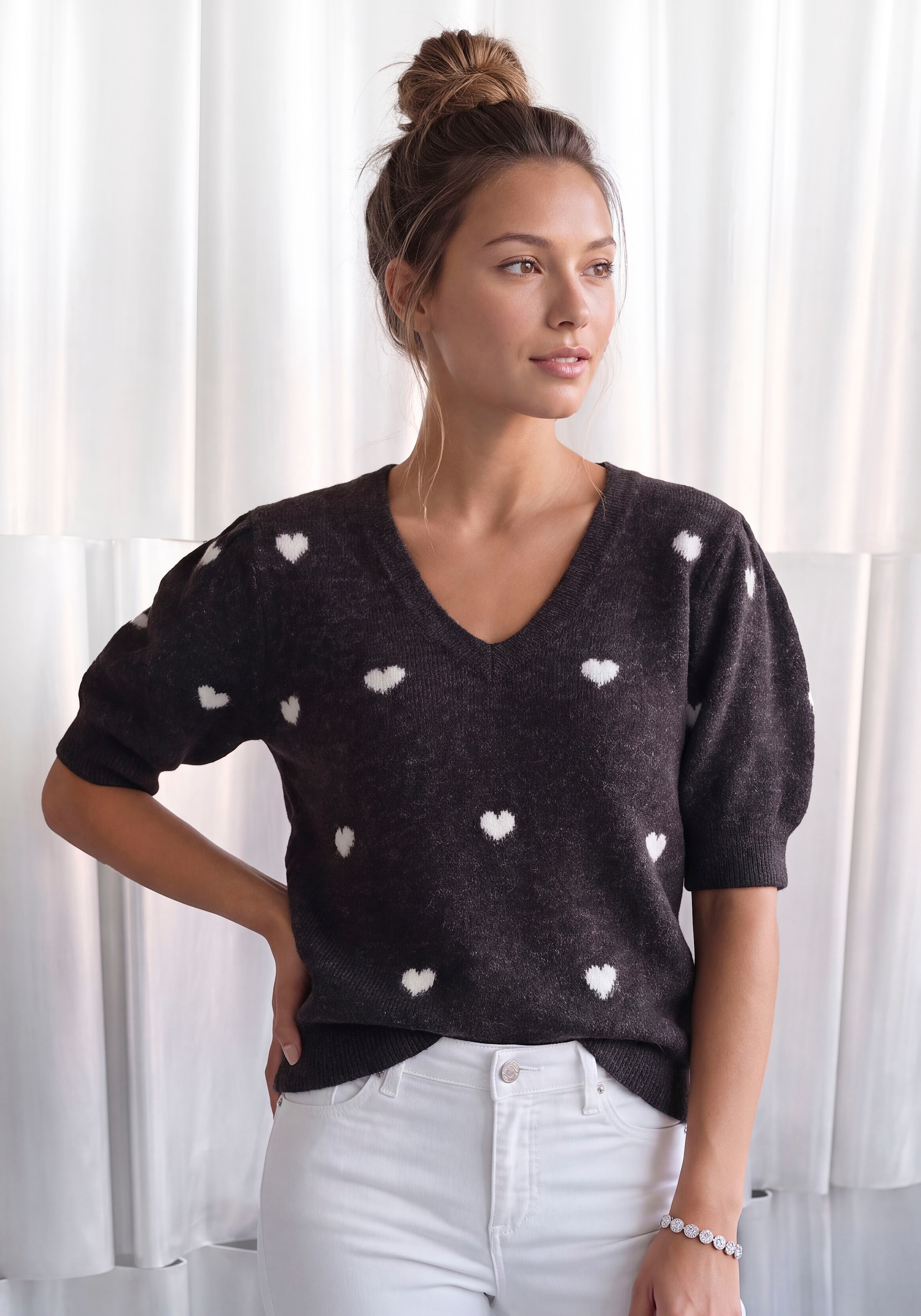 LASCANA Pull à manches courtes »mit Herzmuster, V-Pullover mit kurzen Puffärmeln« pull en maille douillet avec cœurs, pull jacquard motif cœur
