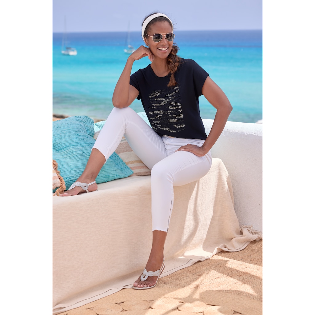 LASCANA Rundhalsshirt »mit Strass-Dessin«, aus hochwertiger French Terry-Qualität aus Viskose