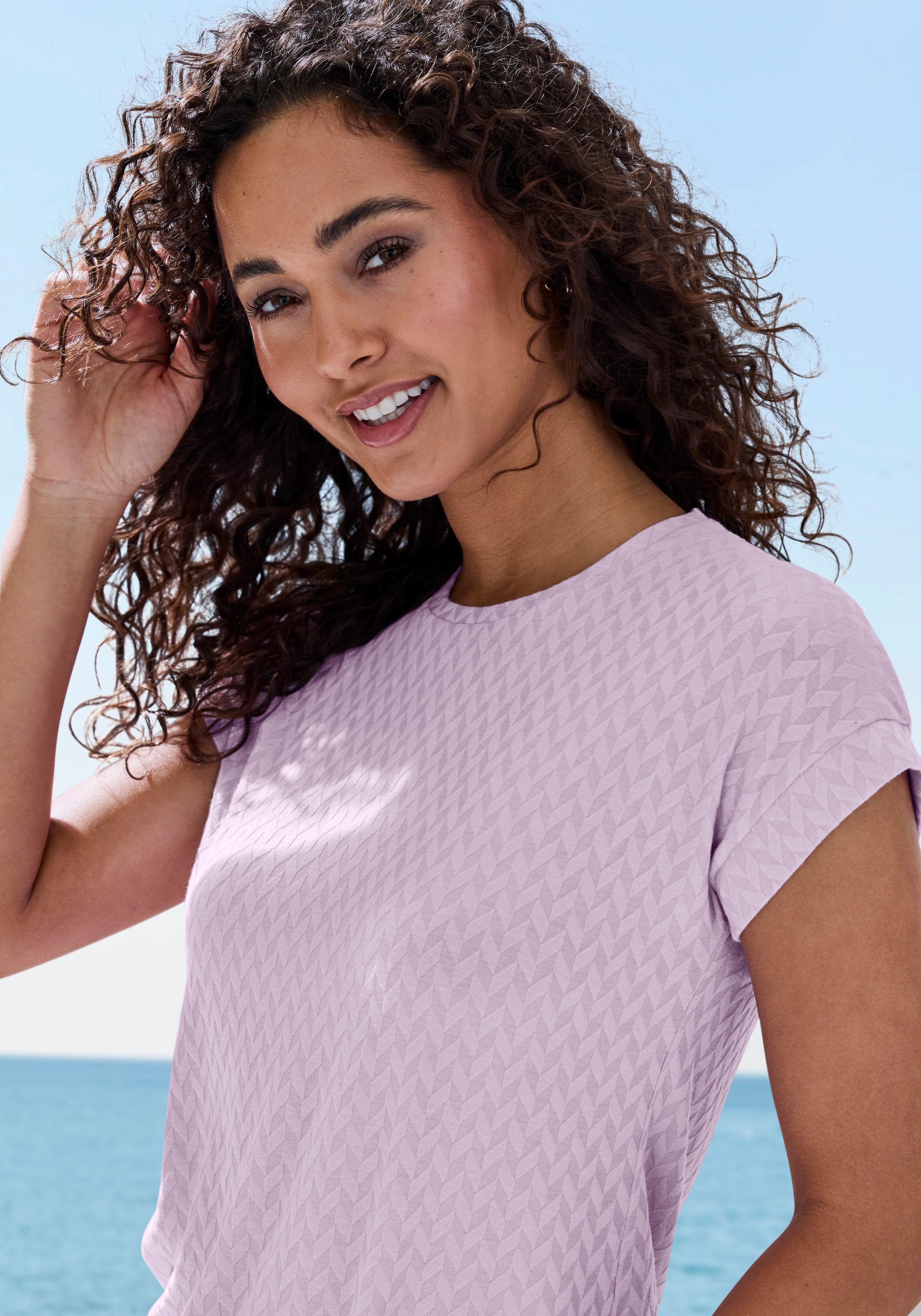 Vivance T-shirt à manches courtes »mit modischem Jacquard-Muster« aus hochwertiger Qualität mit Viskose