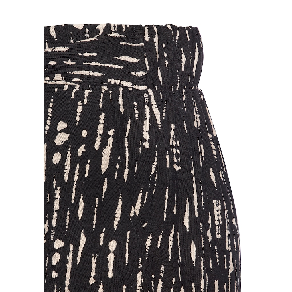 s.Oliver Webshorts, mit Alloverprint und Bindegürtel, kurze Hose, lockere Passform