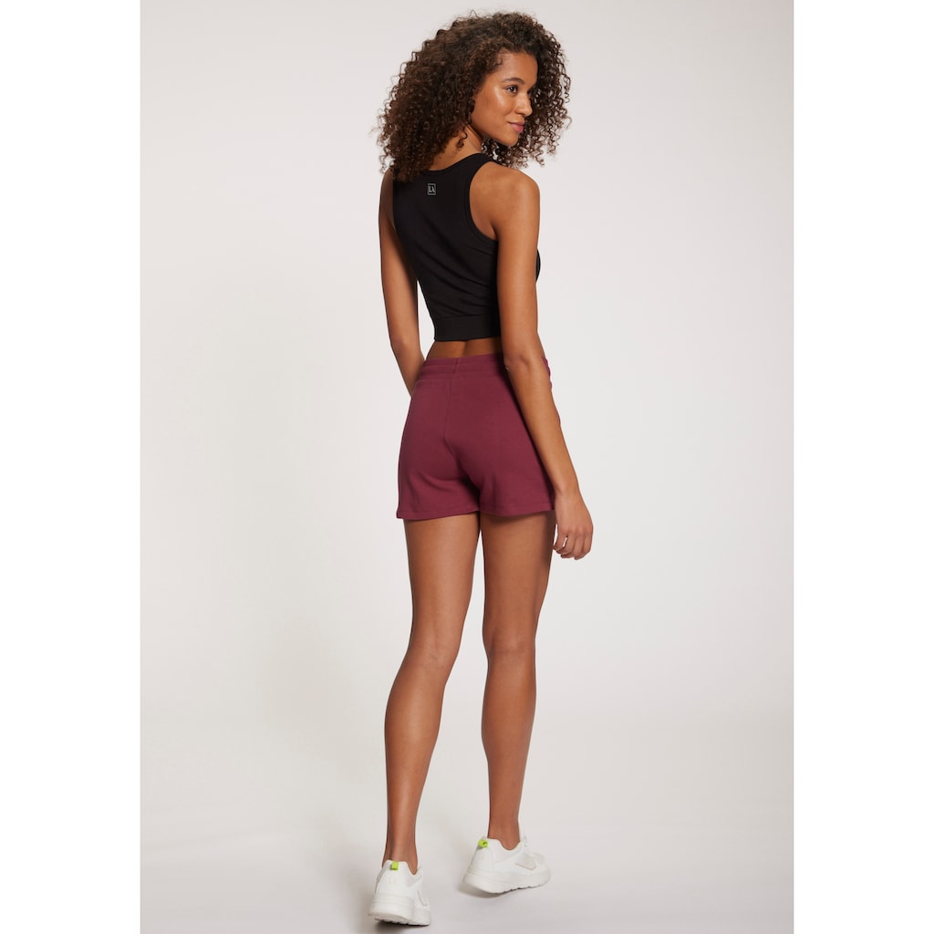 LASCANA ACTIVE Shorts, mit kleinen Seitenschlitzen
