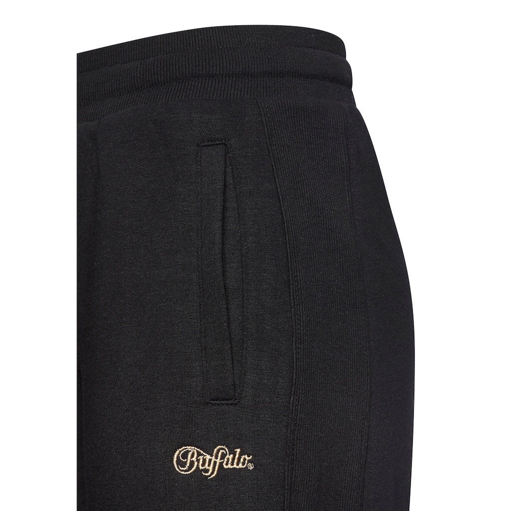 Buffalo Sweathose, mit aufwendiger Logostickerei