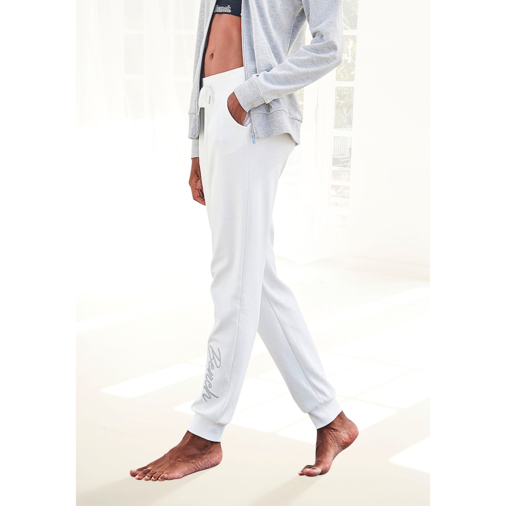 Bench. Loungewear Relaxhose, mit glänzender Logostickerei, Loungeanzug