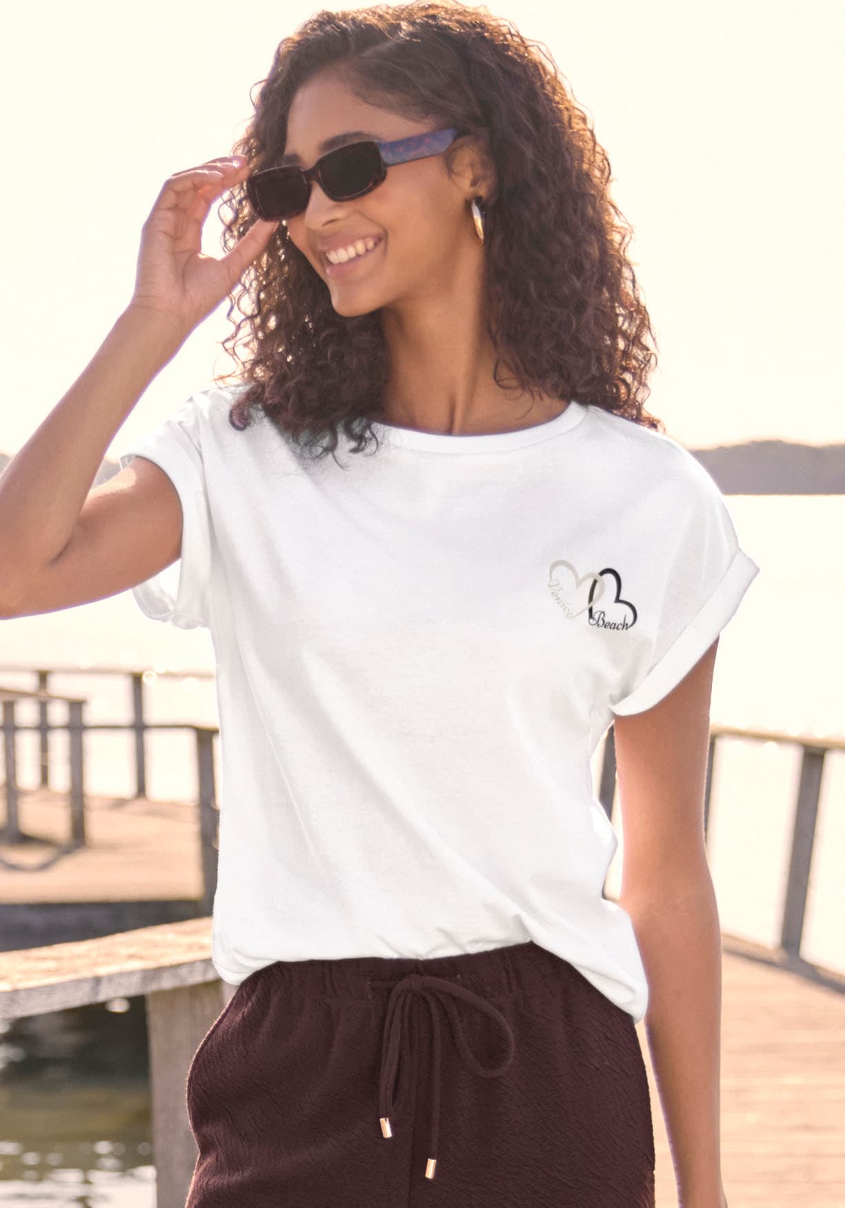 Venice Beach Kurzarmshirt »mit dezentem Herzdruck und Ärmelaufschlag« Rundhalsshirt mit Frontprint, T-Shirt aus Baumwolle, lockere Passform
