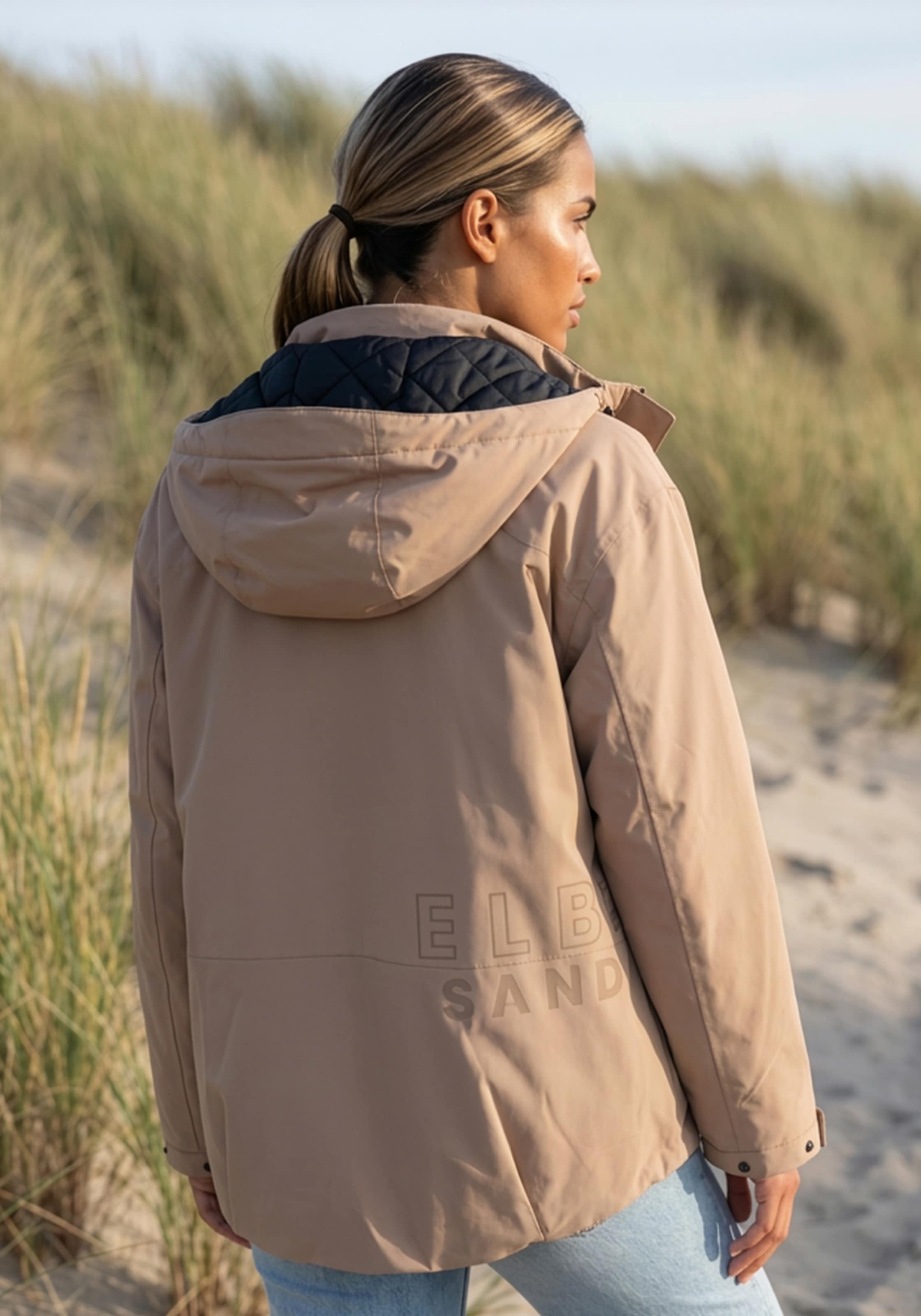 Elbsand Parka mit grossem Logodruck auf der Rückseite