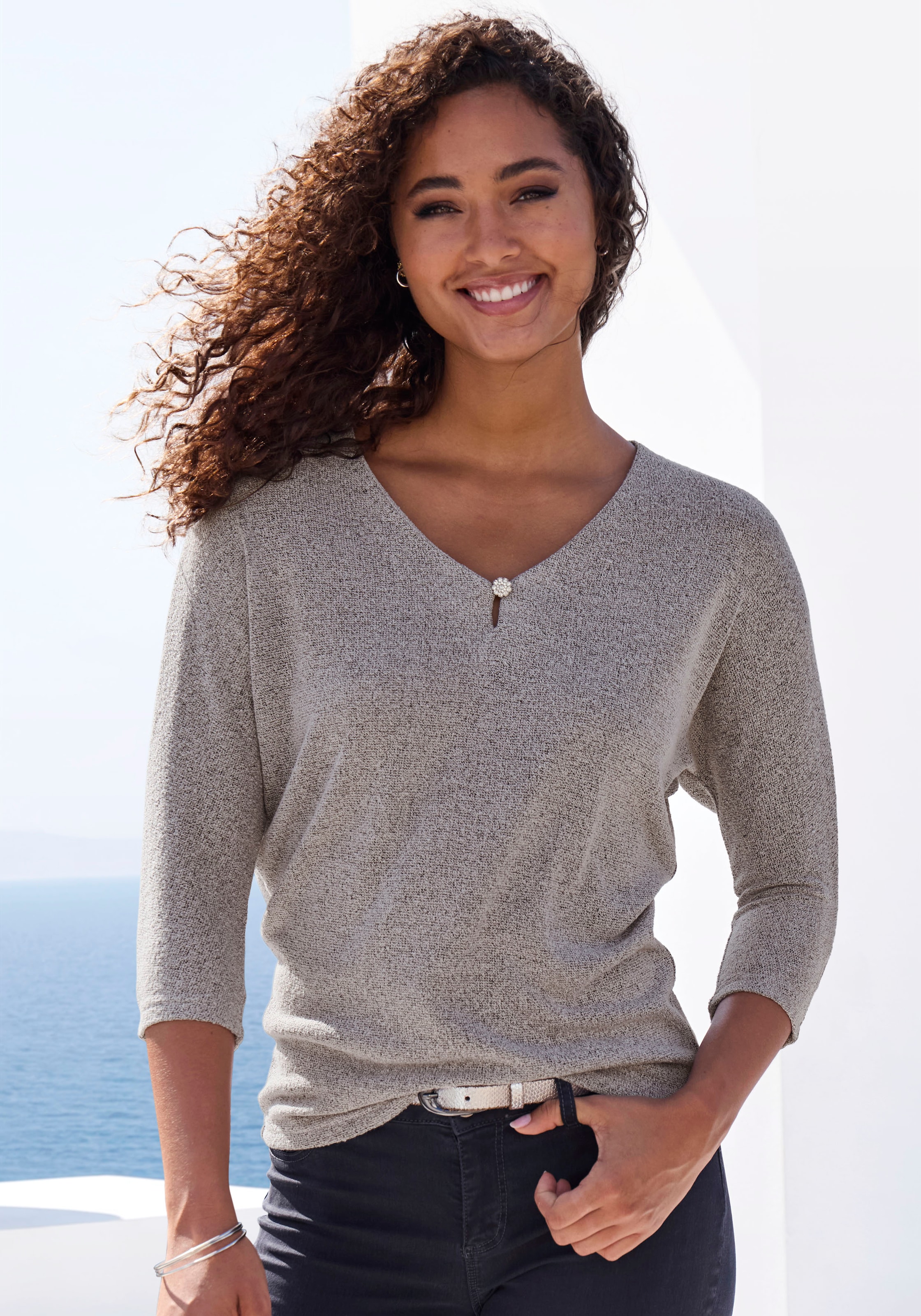 LASCANA 3/4-Arm-Shirt »mit Strassknopf in Blütenform« aus leichtem Feinstrick in Melange Optik