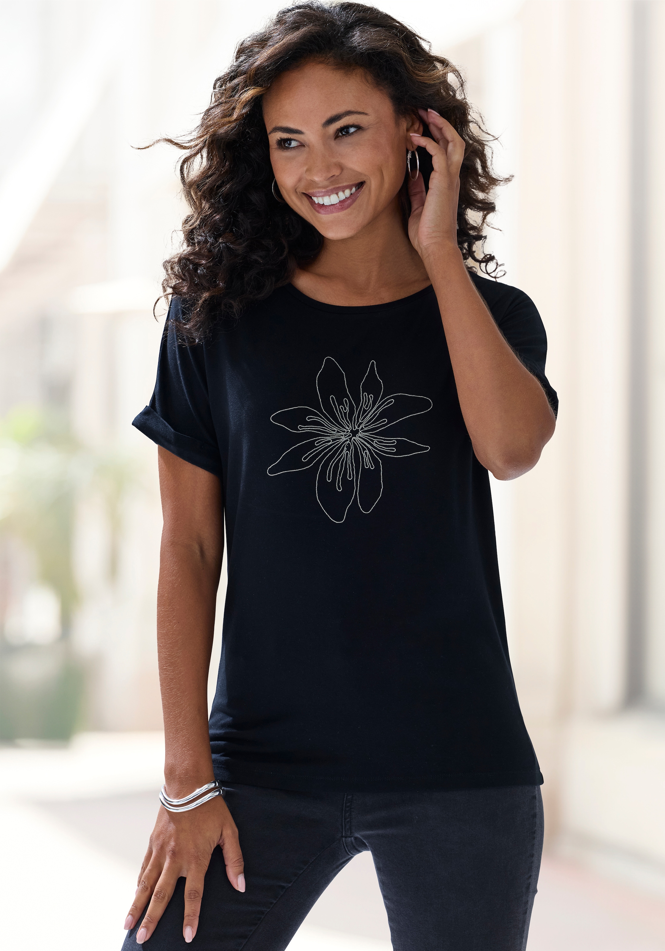 LASCANA T-Shirt »mit appliziertem Blumen-Design vorn« aus hochwertiger Viskose-Qualität