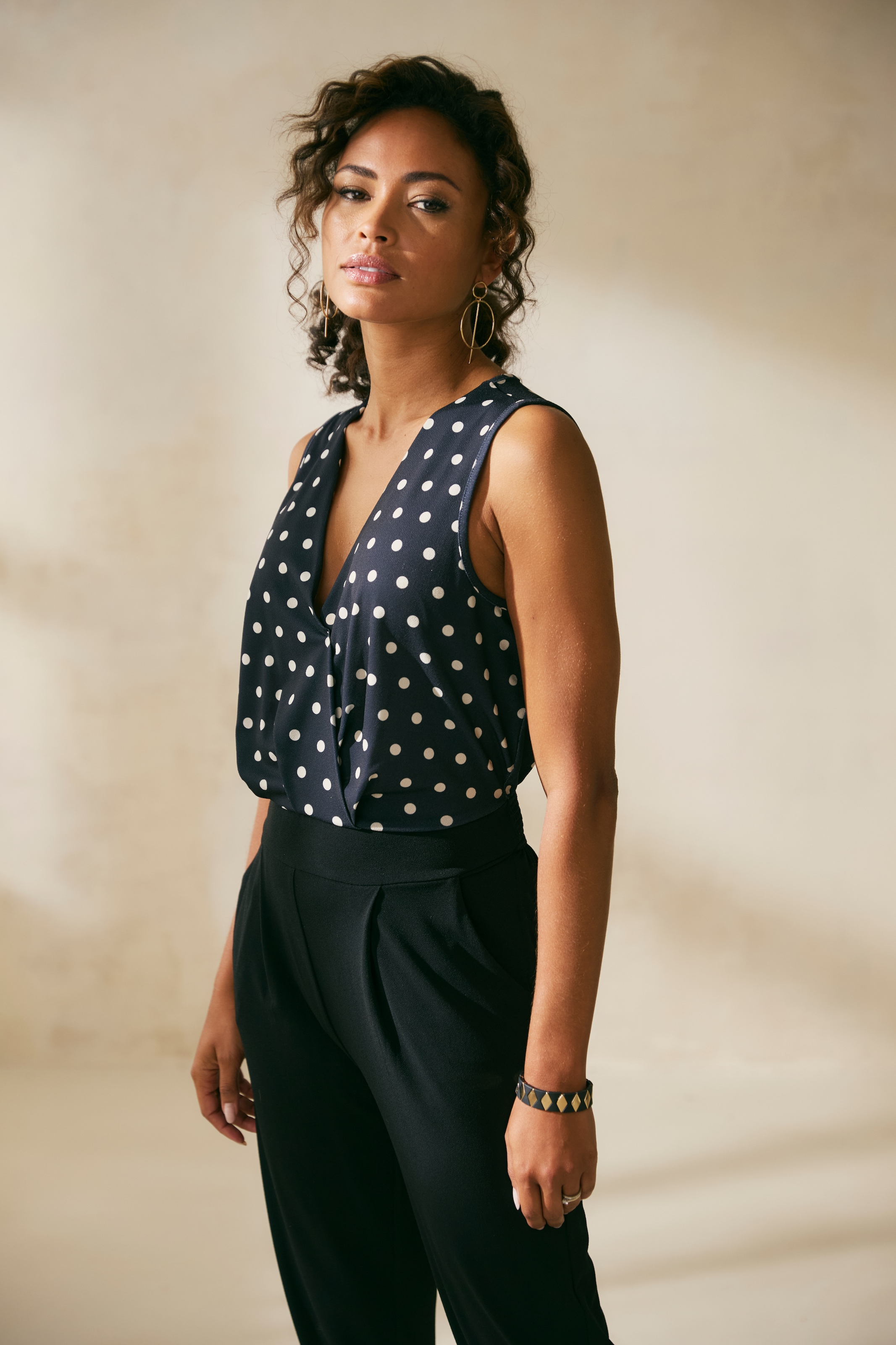 LASCANA Overall mit bedrucktem Oberteil, eleganter Jumpsuit mit V-Ausschnitt