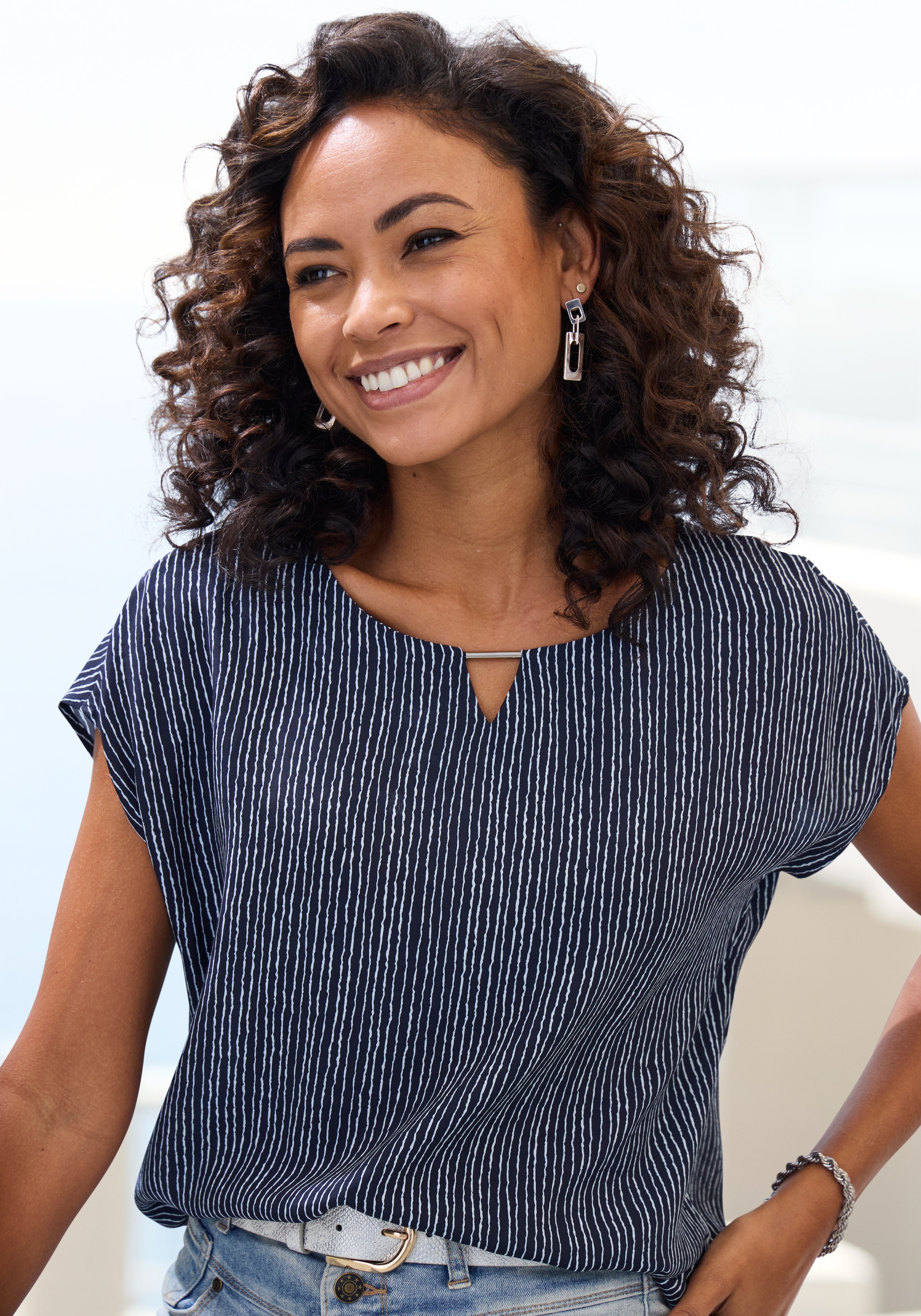 Vivance Kurzarmbluse mit Zierdetail am Ausschnitt, Druckbluse
