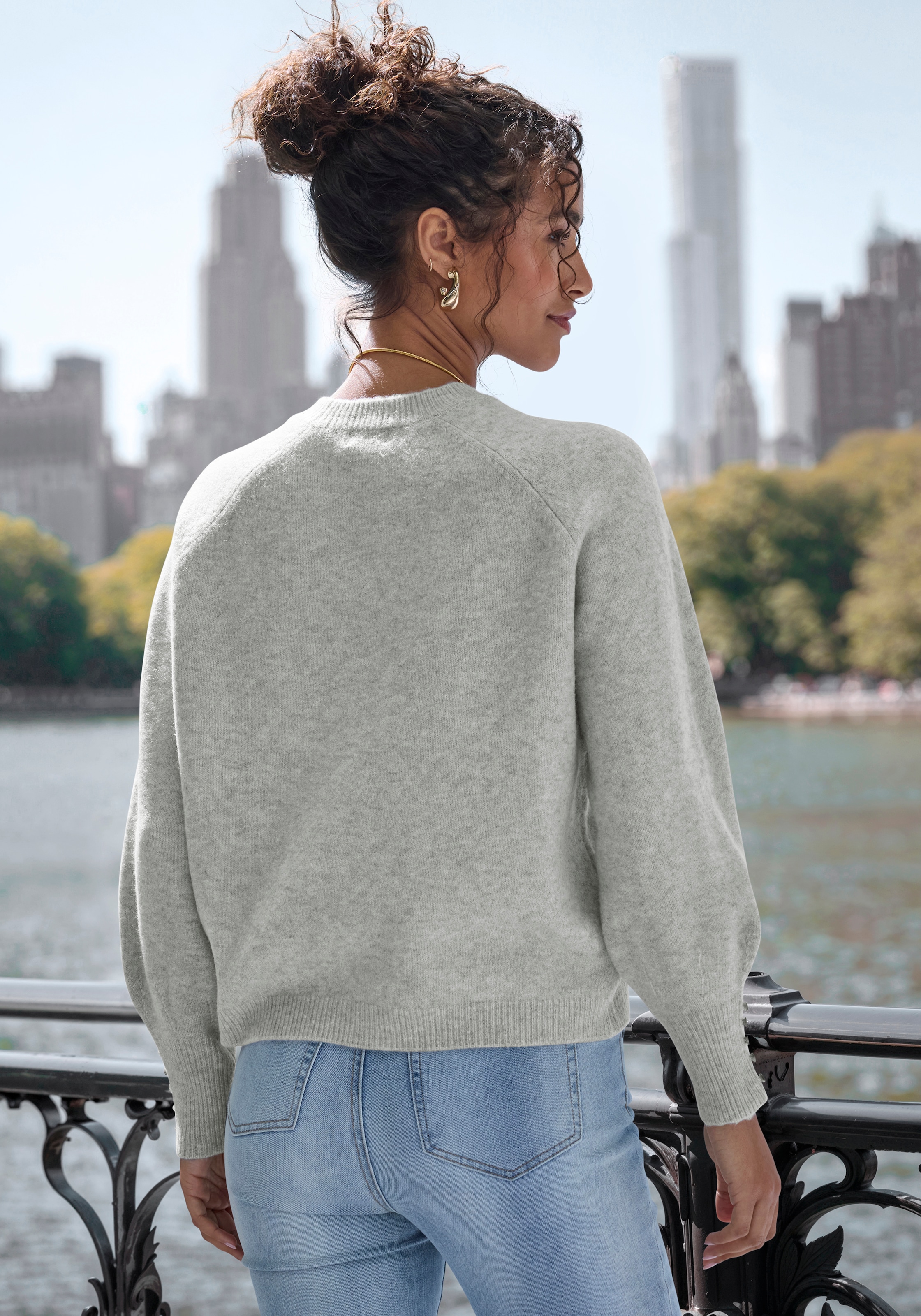 LASCANA Rundhalspullover »mit Zierknöpfen an den langen Ärmelbündchen« Winterpullover, kuscheliges Basicpullover, softer Strickpullover