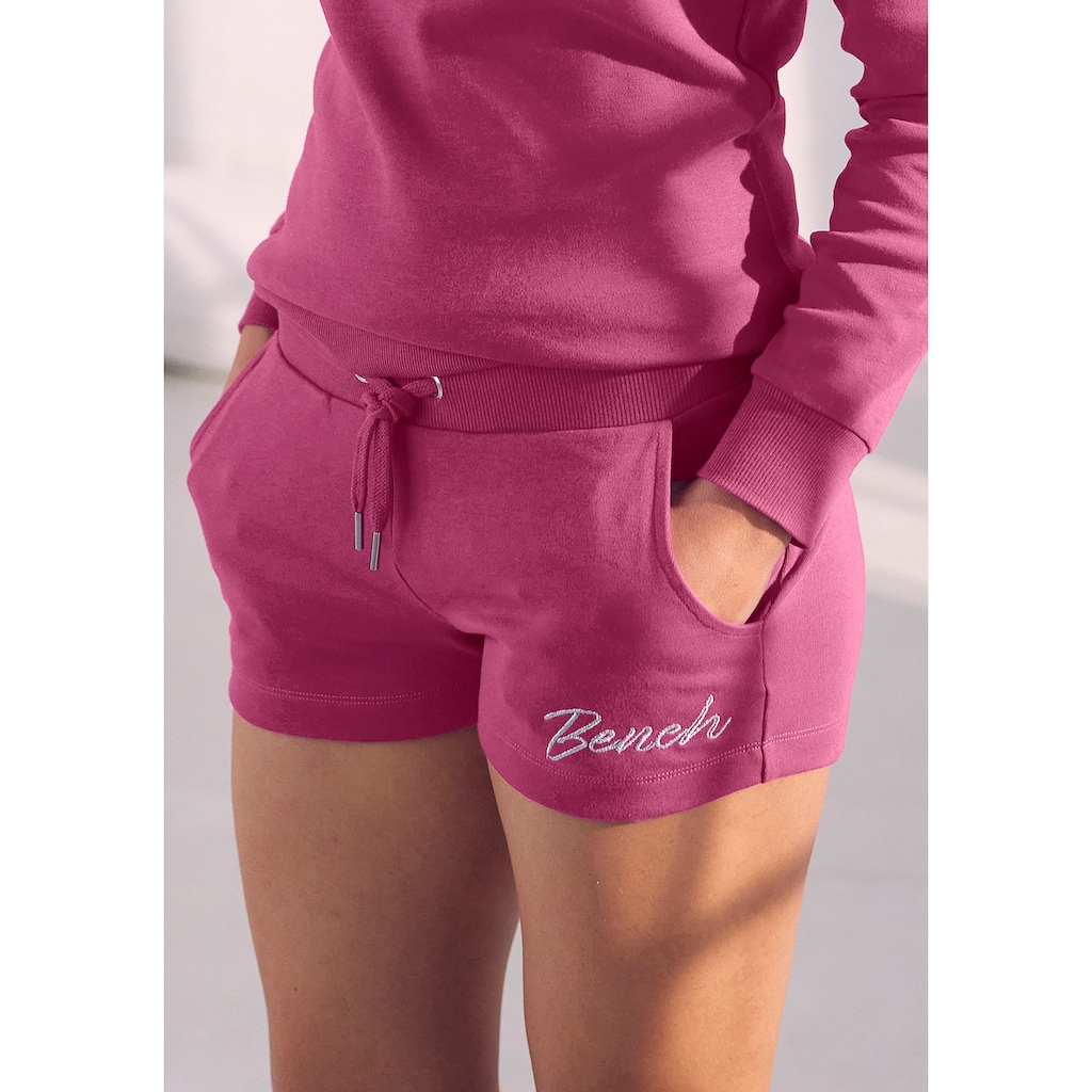 Bench. Loungewear Sweatshorts, mit glänzender Logostickerei, Loungewear, Loungeanzug