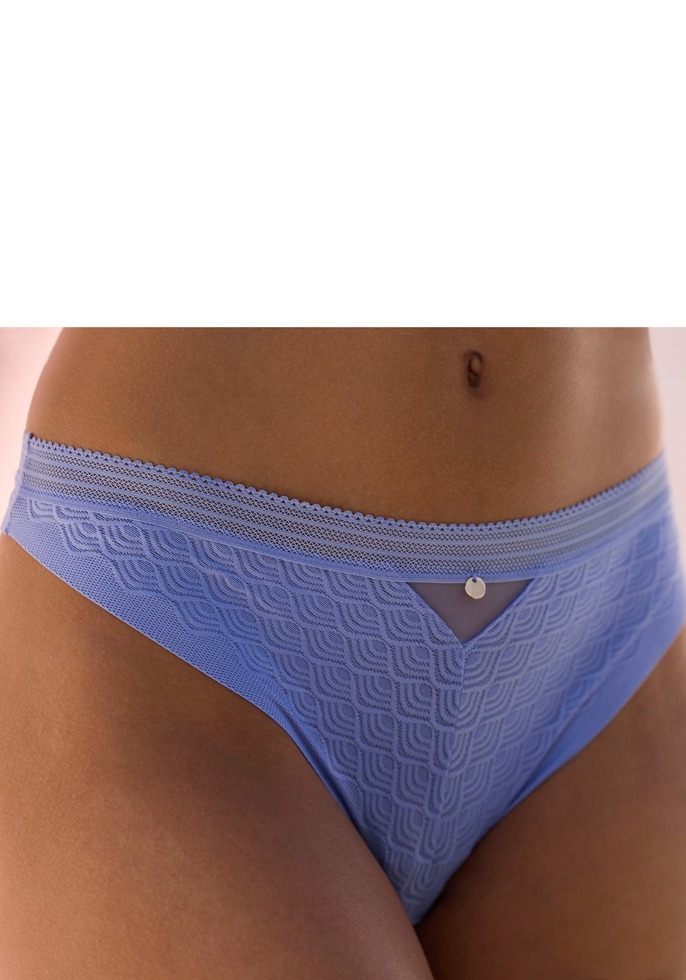 LASCANA String, aus Spitze in moderner Optik mit extraflachen Kanten