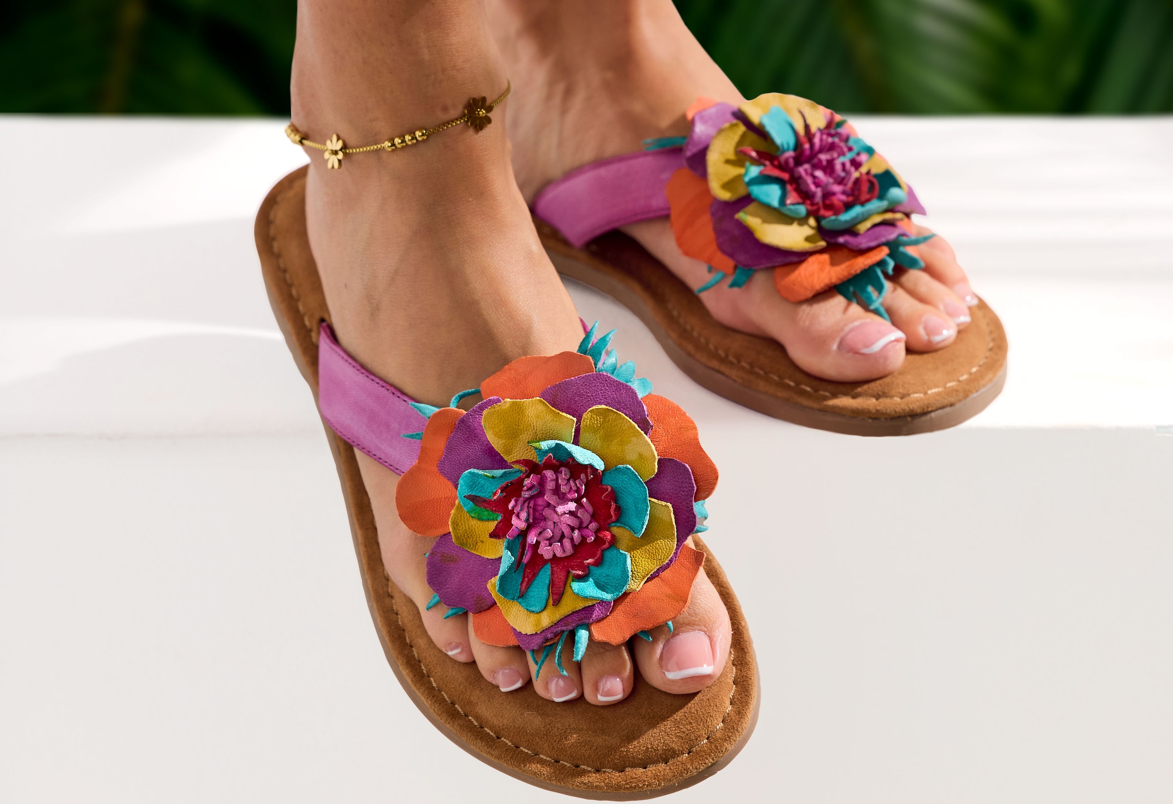 LASCANA Pantolette »Sommerschuh, offener Schuh, Mule, Sandale,«  NOUVEAU en cuir avec application florale raffinée