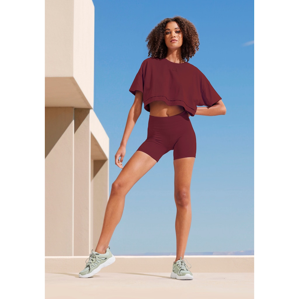 LASCANA Kurzarmshirt, mit kastigem Schnitt und Lagen-Look