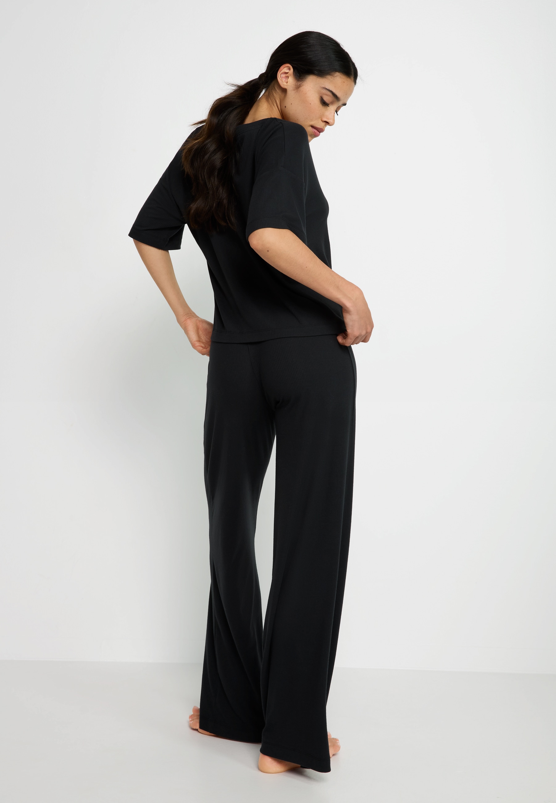 LSCN by LASCANA Pyjama Set, 2-teilig, 2 cuis mit kleiner Zierknopfleiste an der Hose