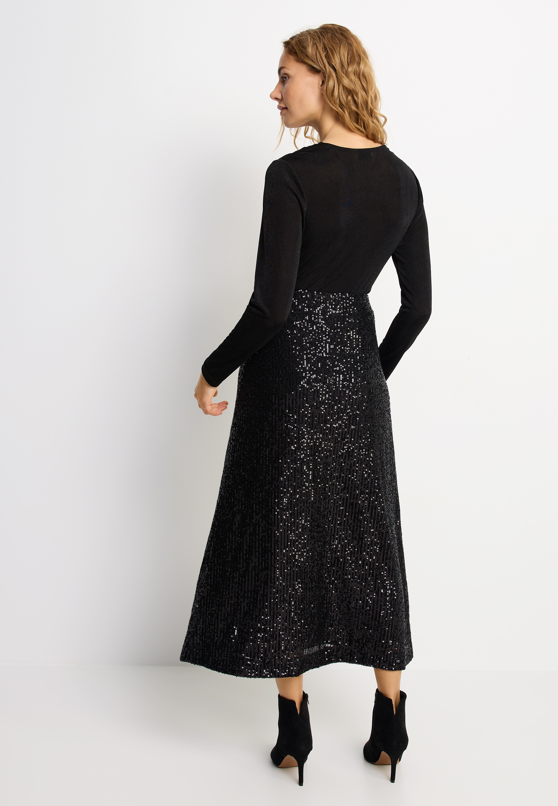 LASCANA Langarmshirt aus glänzender Qualität