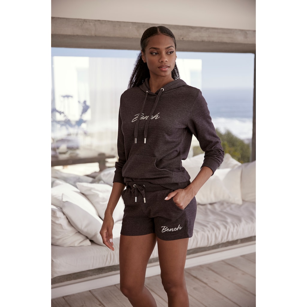 Bench. Loungewear Relaxshorts, mit kleiner glänzenden Logostickerei, Loungewear