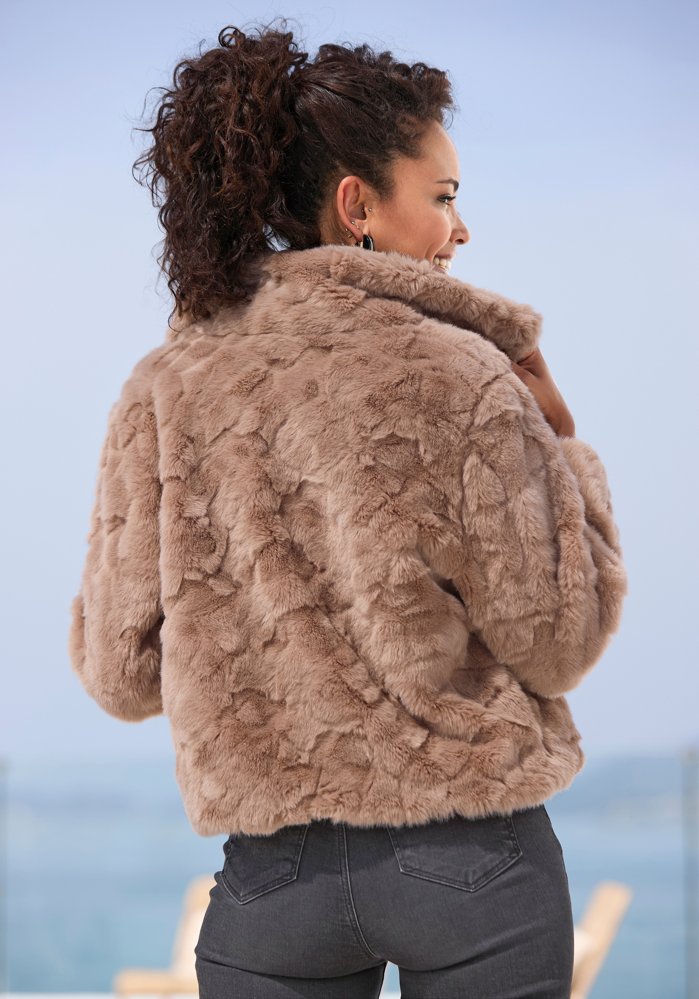 LASCANA Fellimitatjacke, kuschelige Kurzjacke aus Teddyplüsch, modisch
