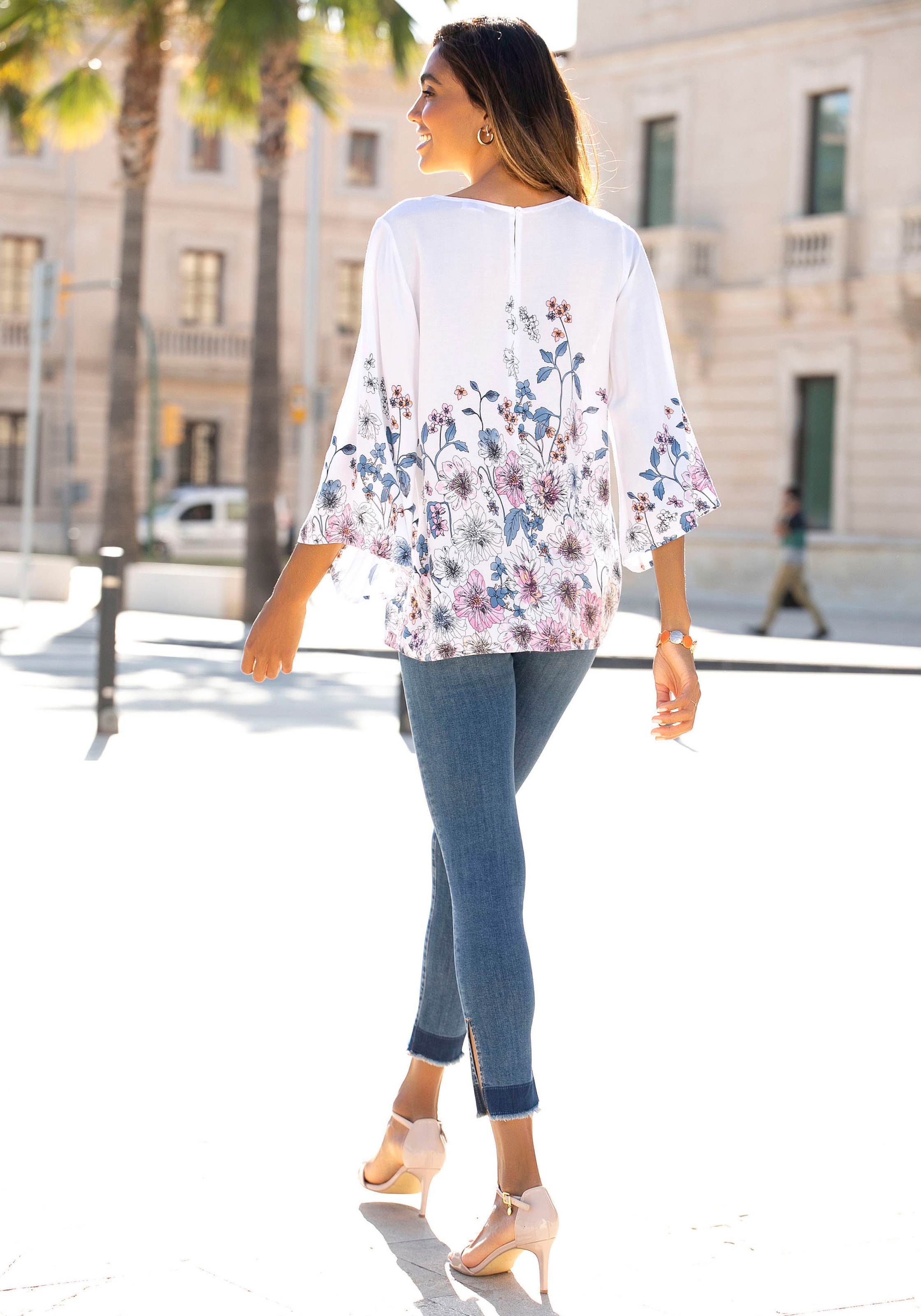 LASCANA Schlupfbluse, mit Blumenprint und Trompetenärmeln, Blusenshirt, sommerlich