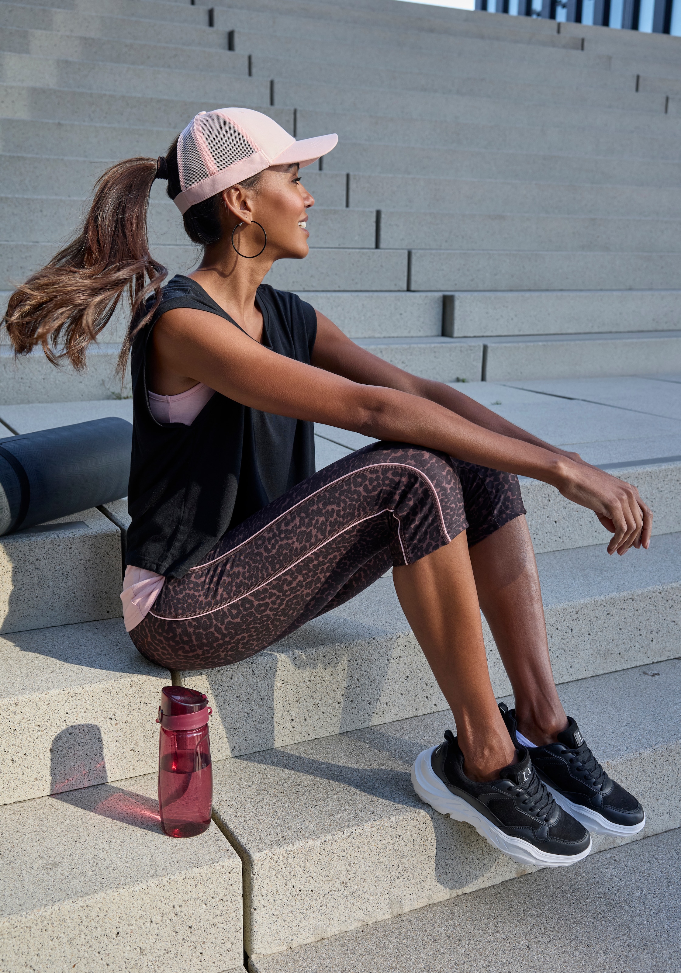 LASCANA ACTIVE Sporthose  in Leo-Optik mit breitem Bündchen