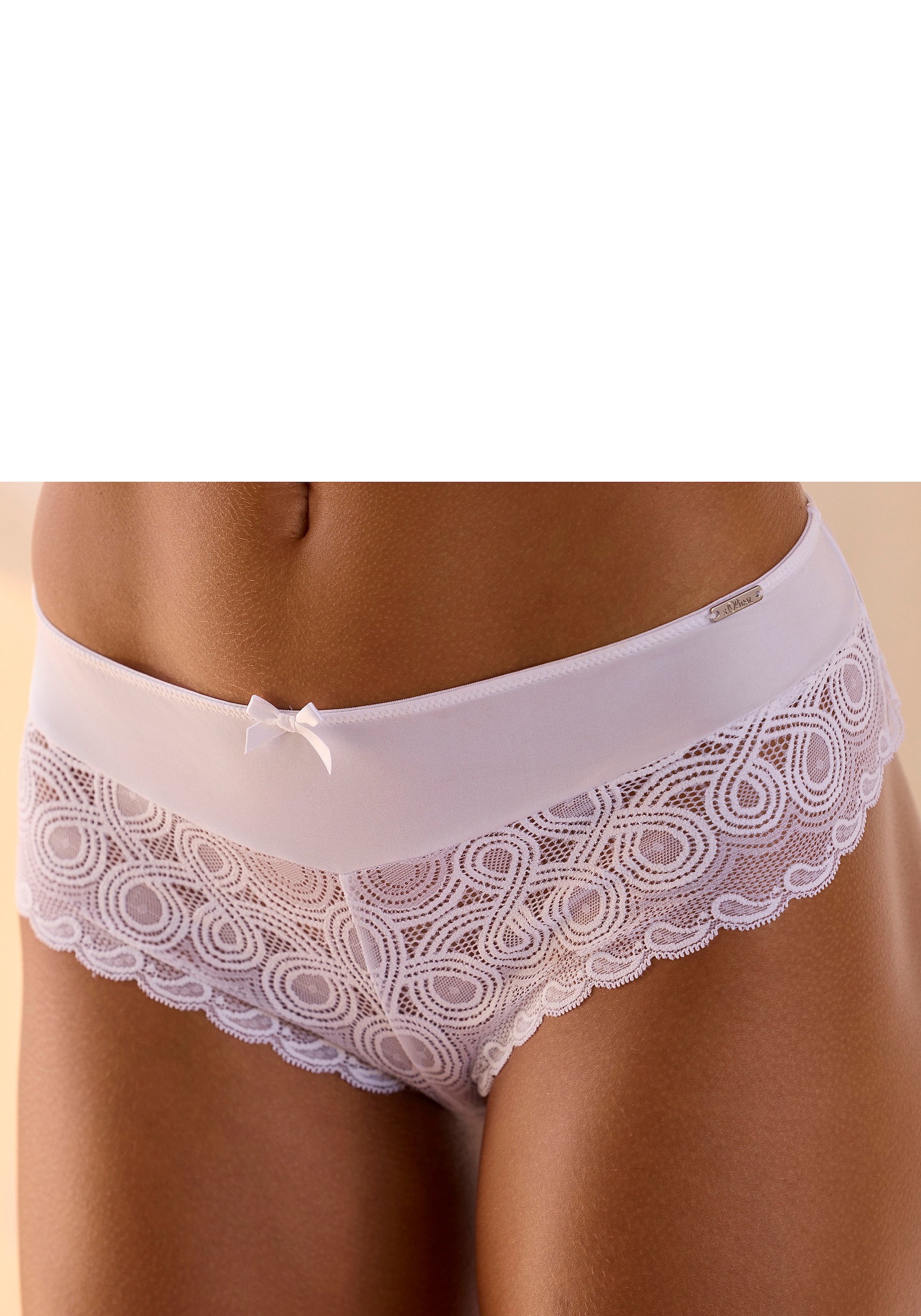 LASCANA Stringpanty, mit extravaganter Spitze und Zierschleife