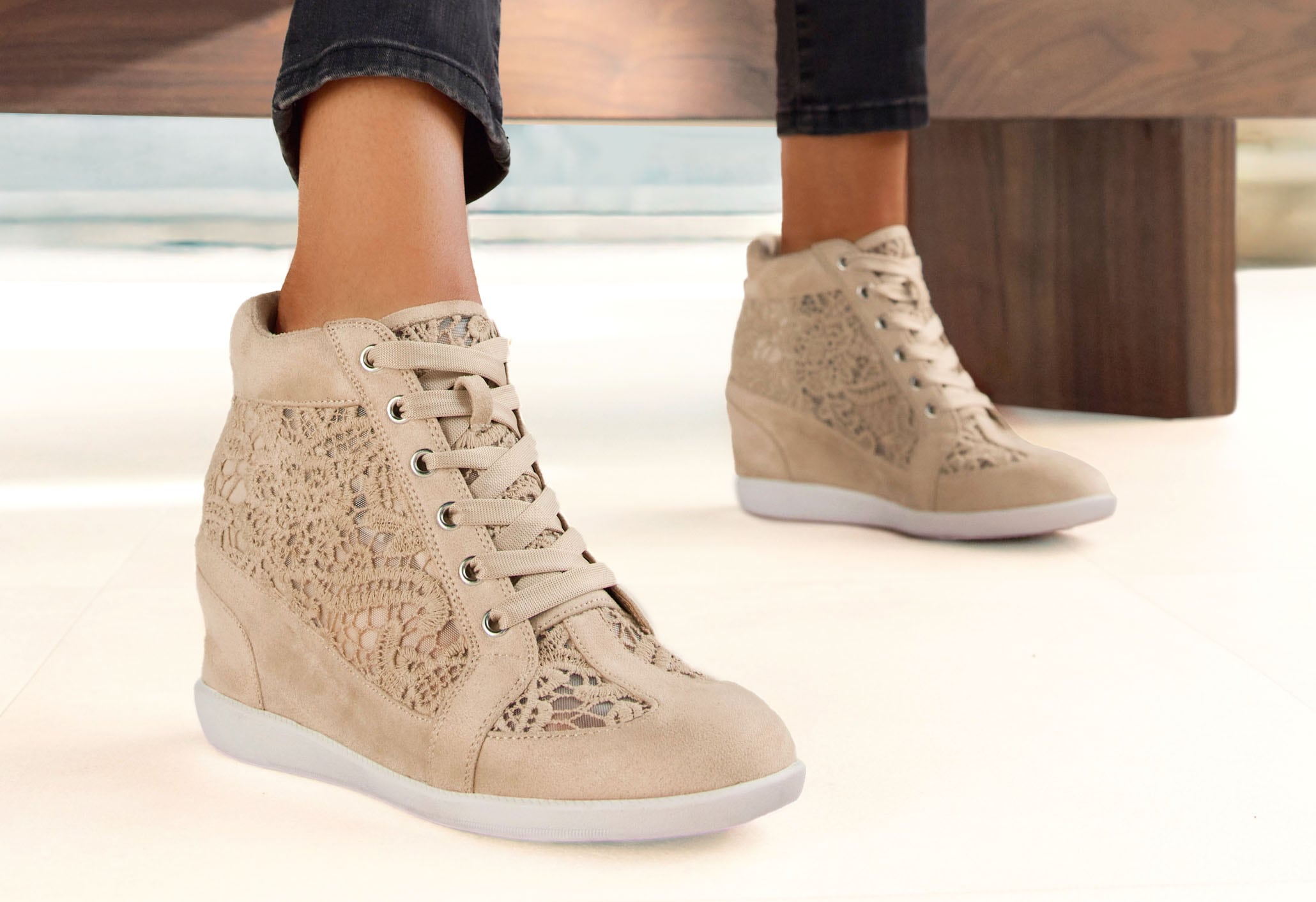 LASCANA Sneaker »Freizeitschuh,«  mit innenliegendem Keilabsatz und Spitzendetails