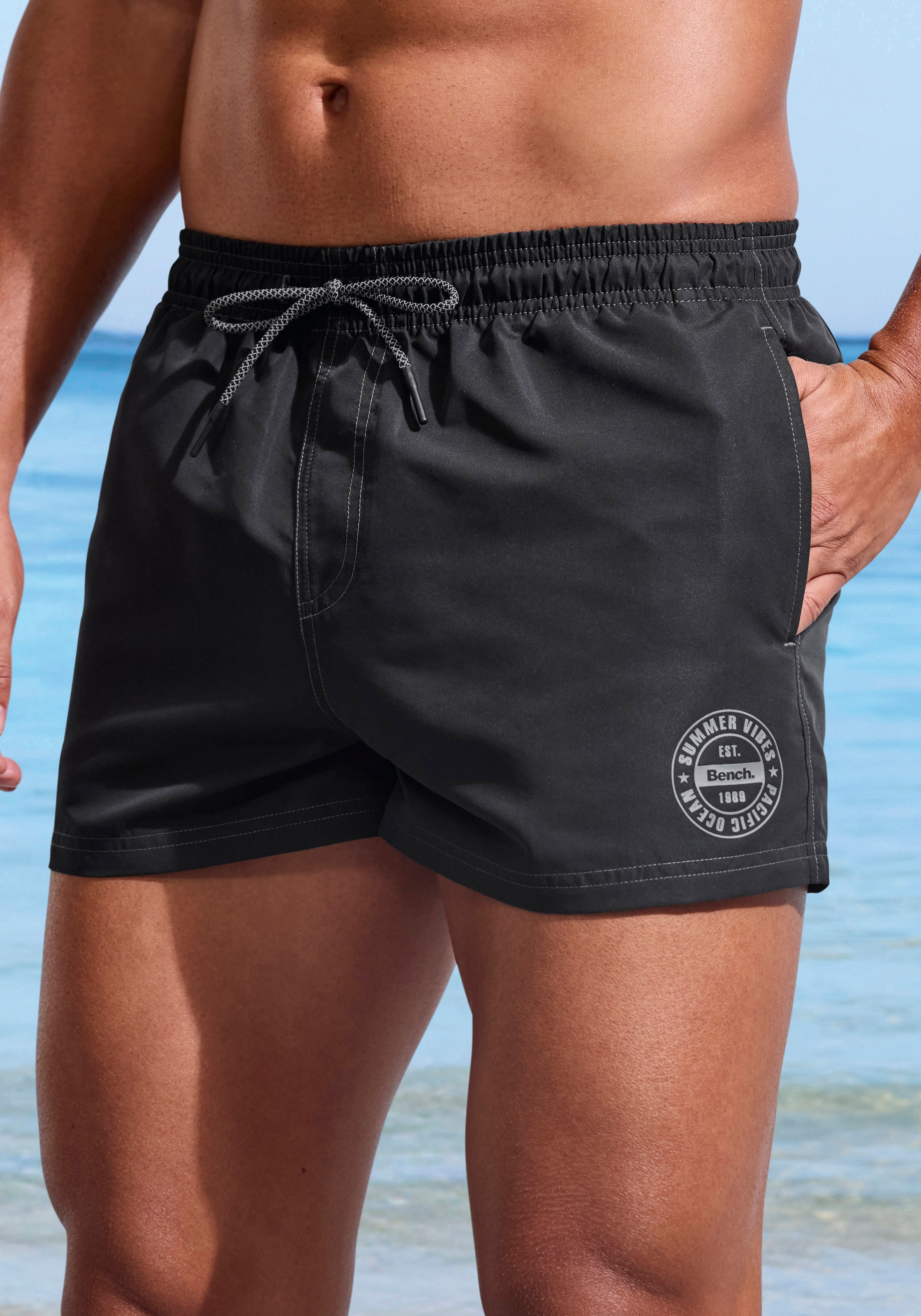Bench. Short de bain mit Logodruck