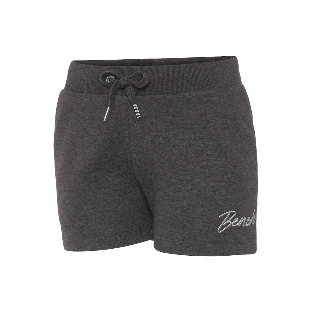 Bench. Loungewear Relaxshorts, mit kleiner glänzenden Logostickerei, Loungewear