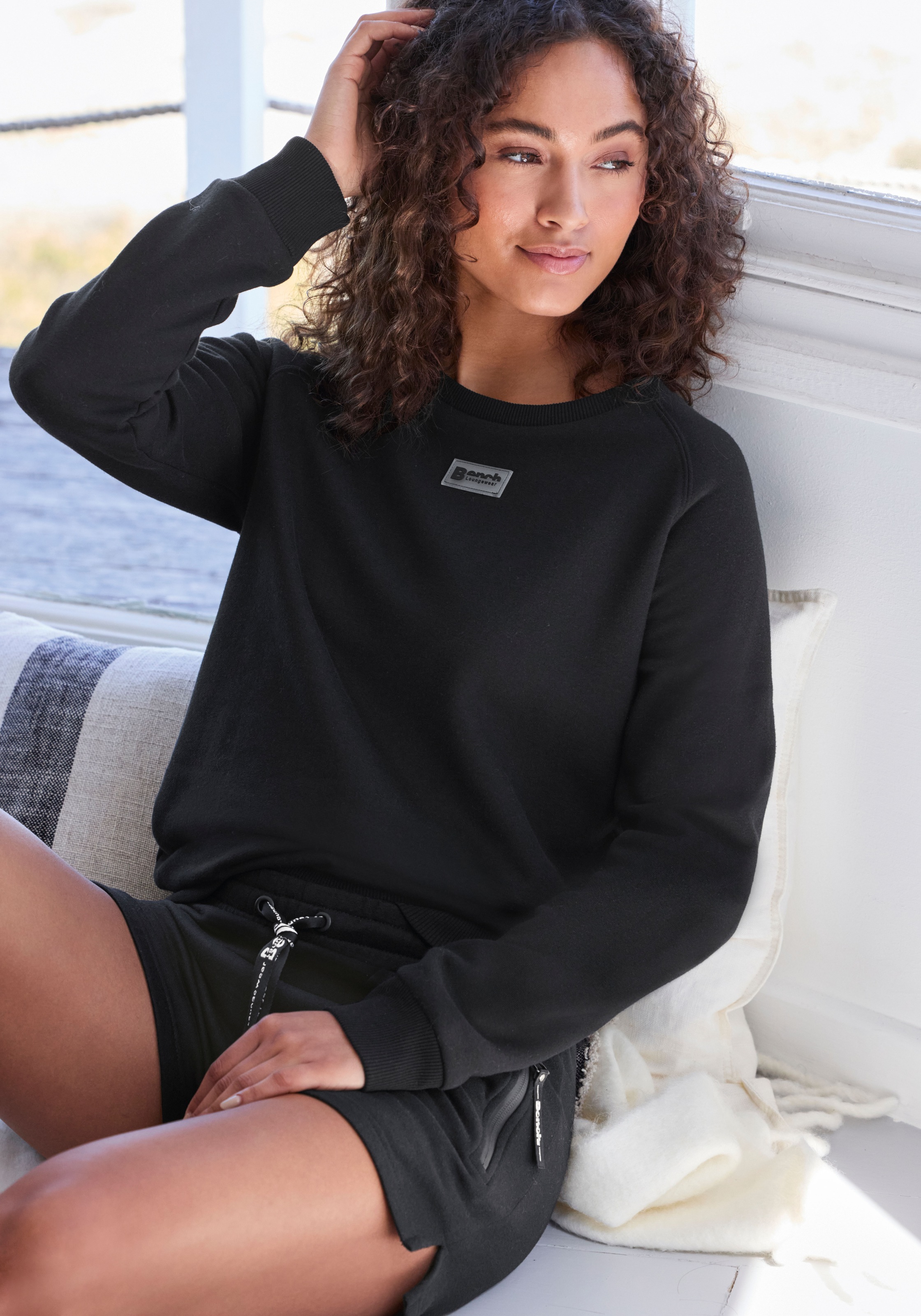Bench. Loungewear Sweatshirt , mit kleinem Logo Detail, Loungewear
