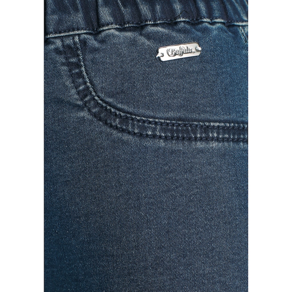 Buffalo Shorts, in elastischem Denim mit zwei Gesässtaschen