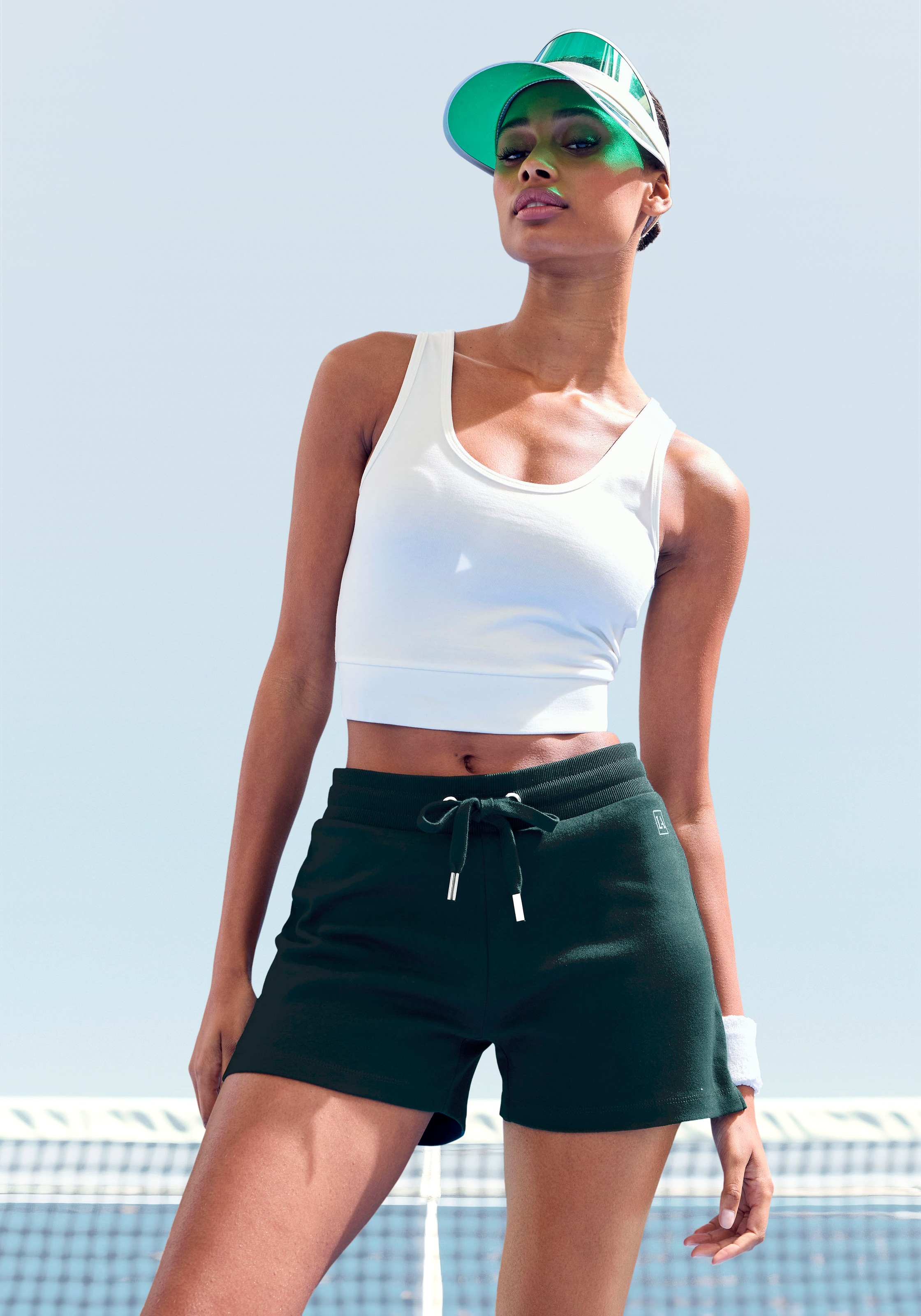 LASCANA ACTIVE Shorts mit kleinen Seitenschlitzen