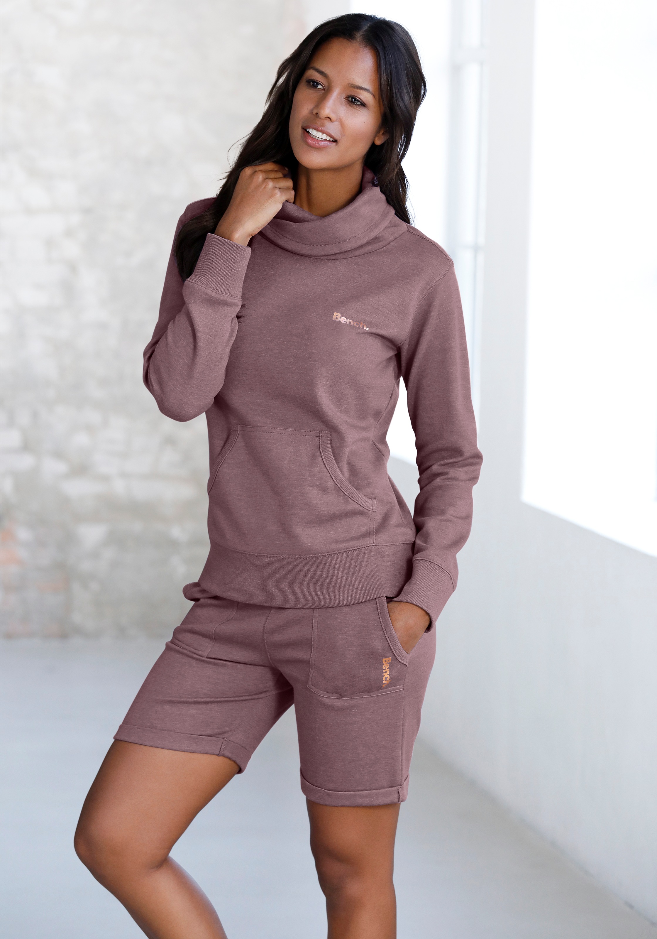 Bench. Loungewear Longsweatshirt, mit Stehkragen in Layeroptik und Kängurutasche, Loungewear