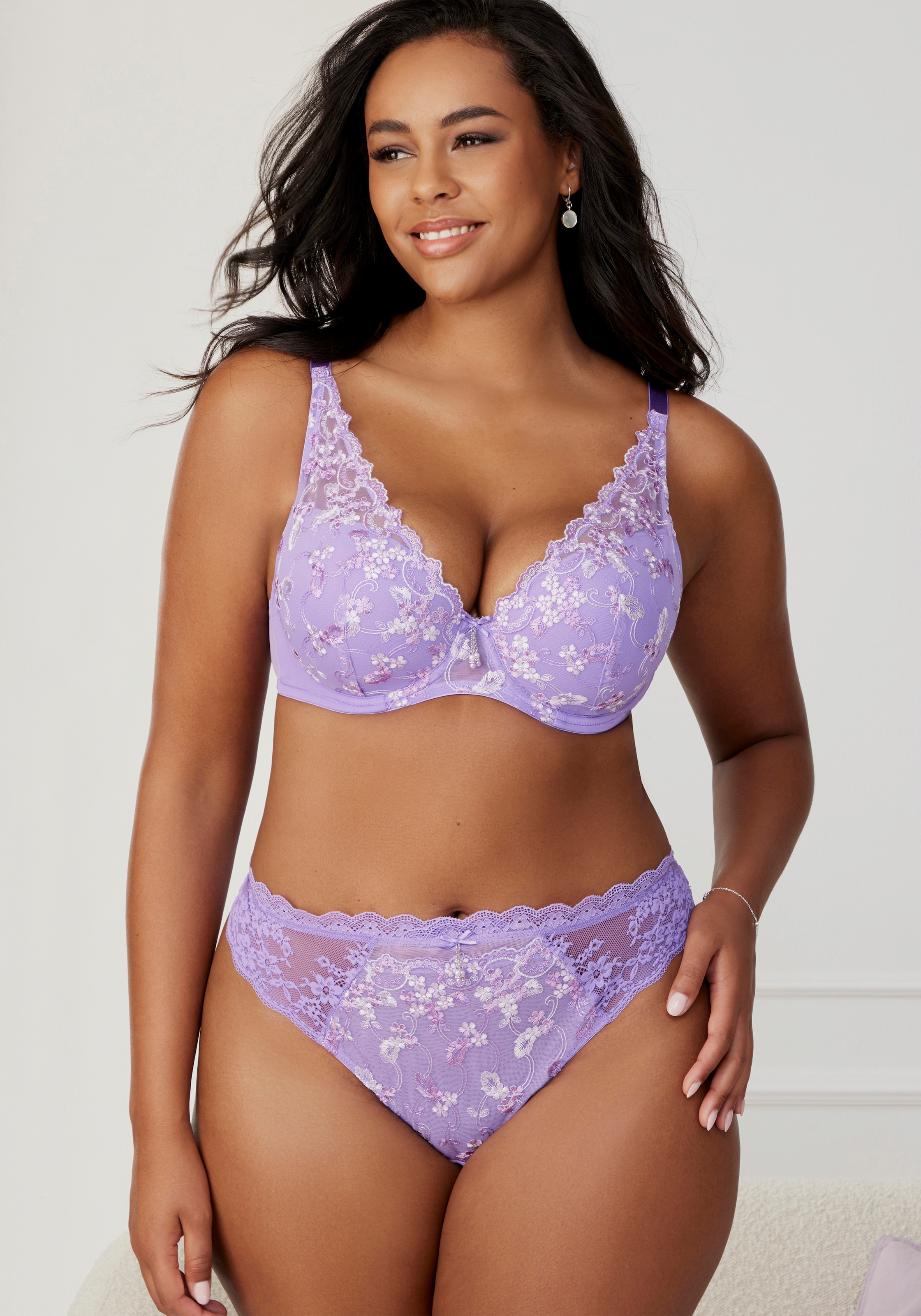 LASCANA Schalen-BH, mit Bügel in High-Apex-Schnittform aus Stickereispitze, sexy Dessous