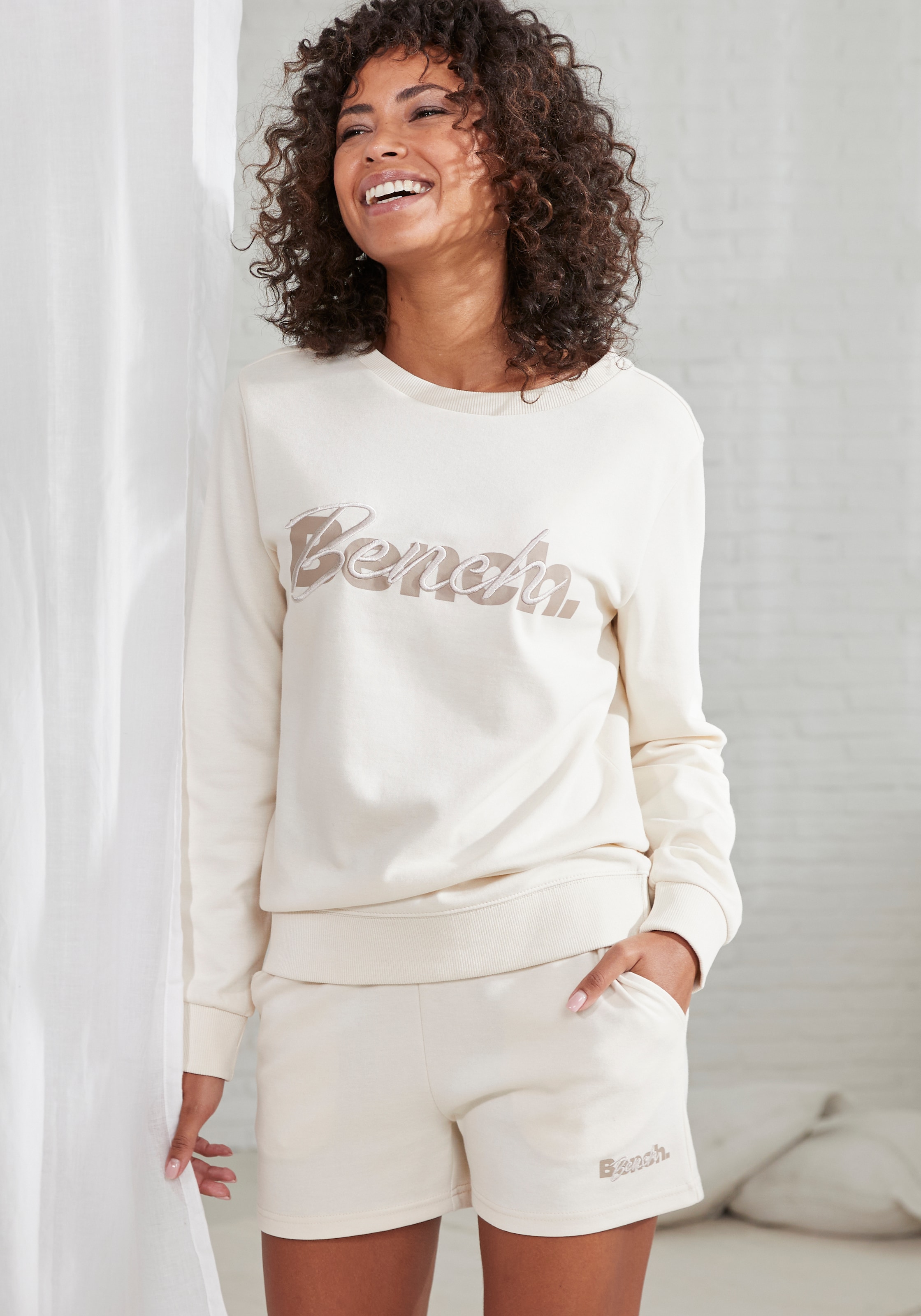 Bench. Loungewear Sweatshirt mit Logodruck und Stickerei, Loungeanzug