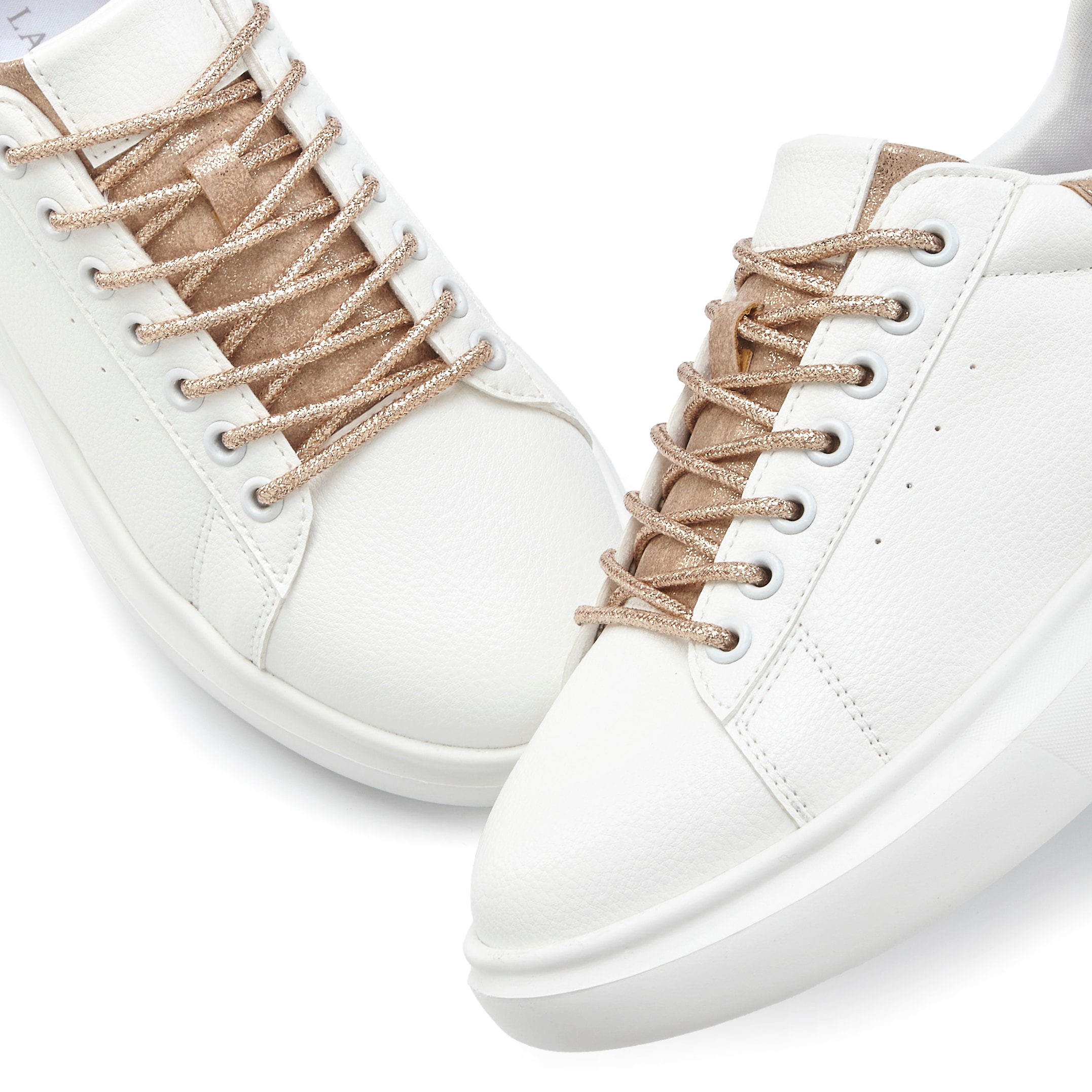 LASCANA Sneakers »Freizeitschuhe, Halbschuhe,«  mit Metallicdetails und elastischen Schnürbändern VEGAN
