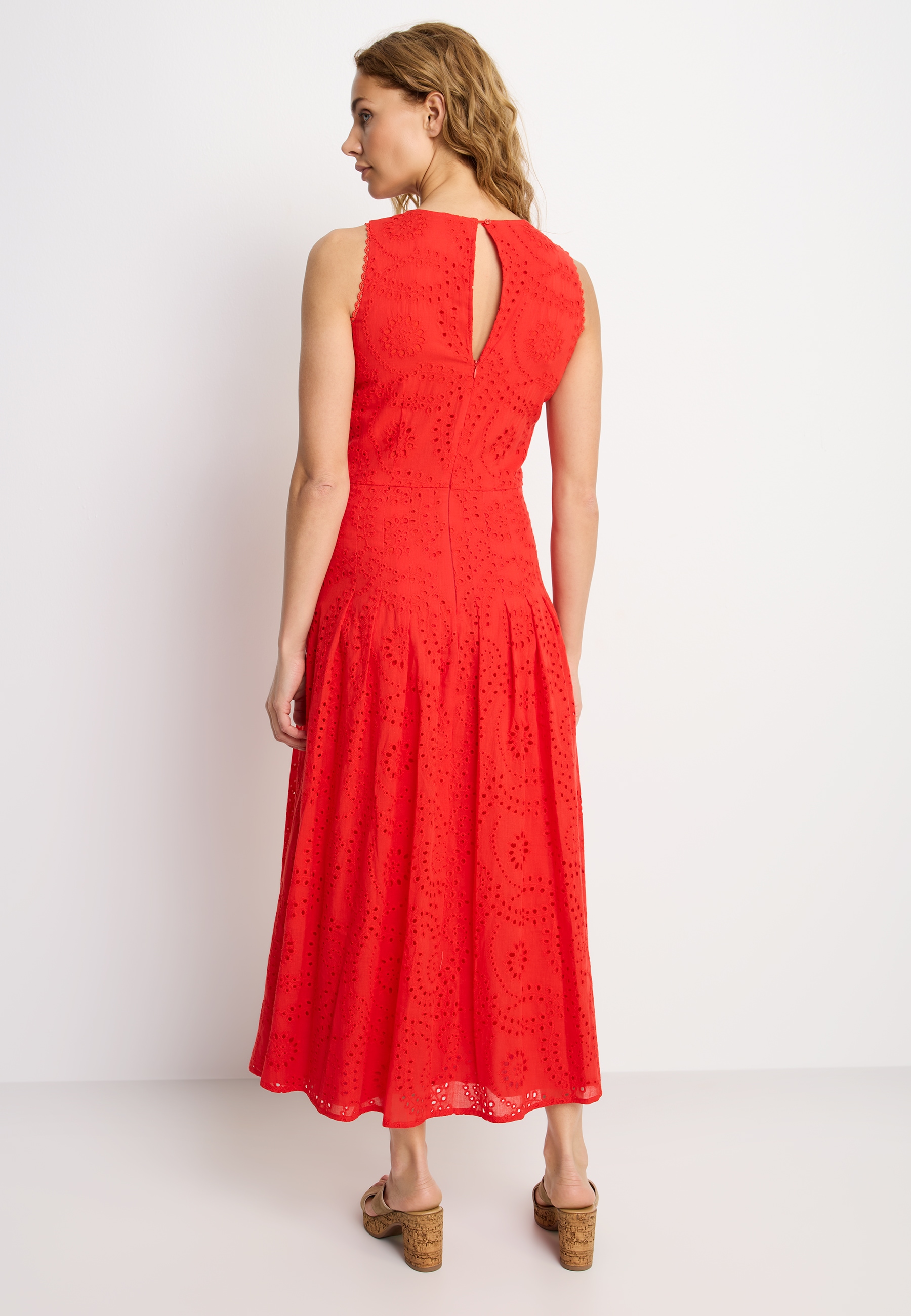 Buffalo Spitzenkleid »in Maxilänge mit modischer Lochstickerei« Ohne Taschen elegantes Sommerkleid, Maxikleid mit Stickerei, A-Linie, festlich