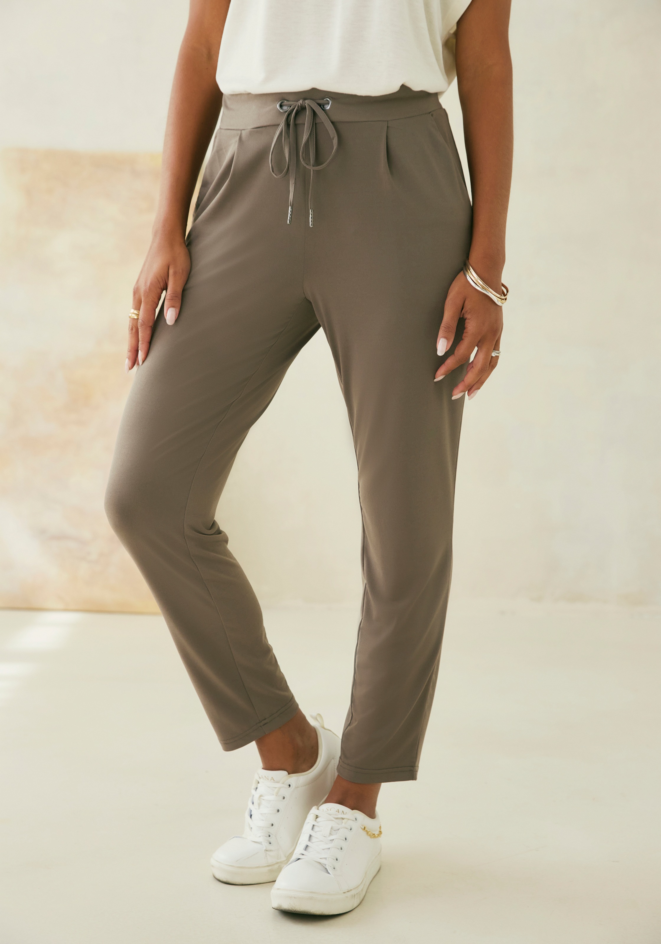 LASCANA Schlupfhose aus glatter Jerseyqualität, leichte Sommerhose mit Taschen, bügelfrei