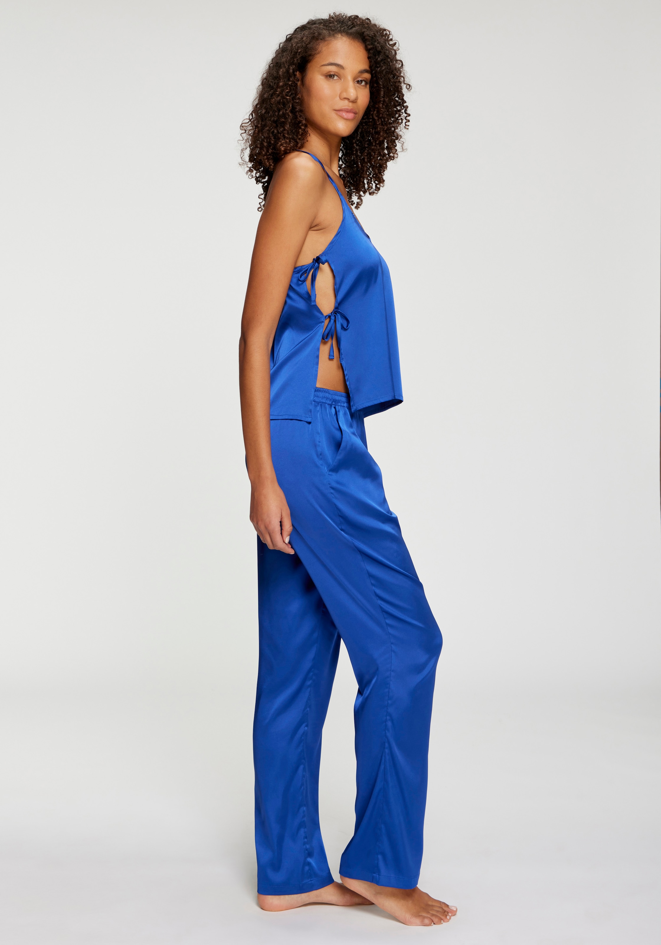 LASCANA Pyjama Set, 2 tlg. mit seitlichen Bändern zum Verschliessen