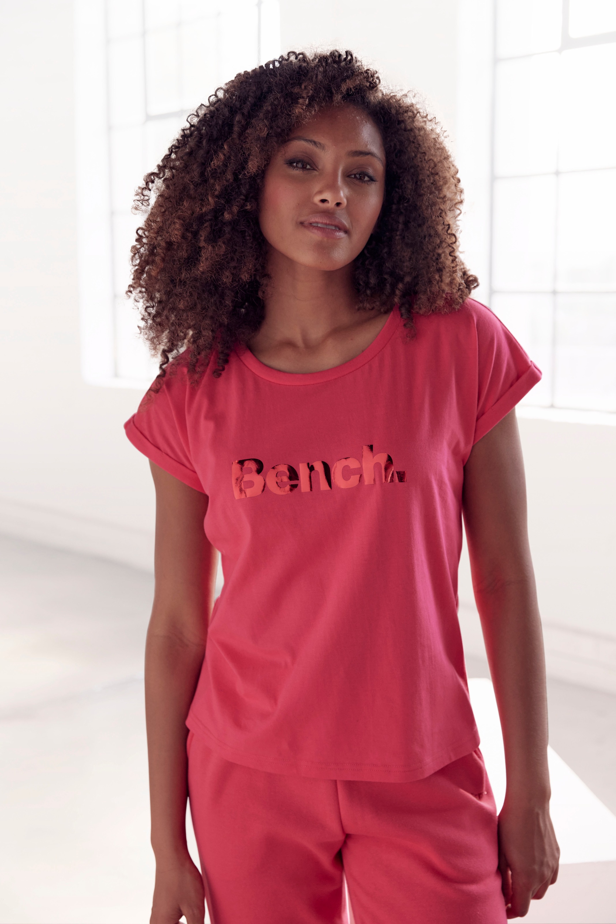Bench. Loungewear T-Shirt »-Kurzarmshirt, Loungeshirt«, mit glänzendem Logodruck,...