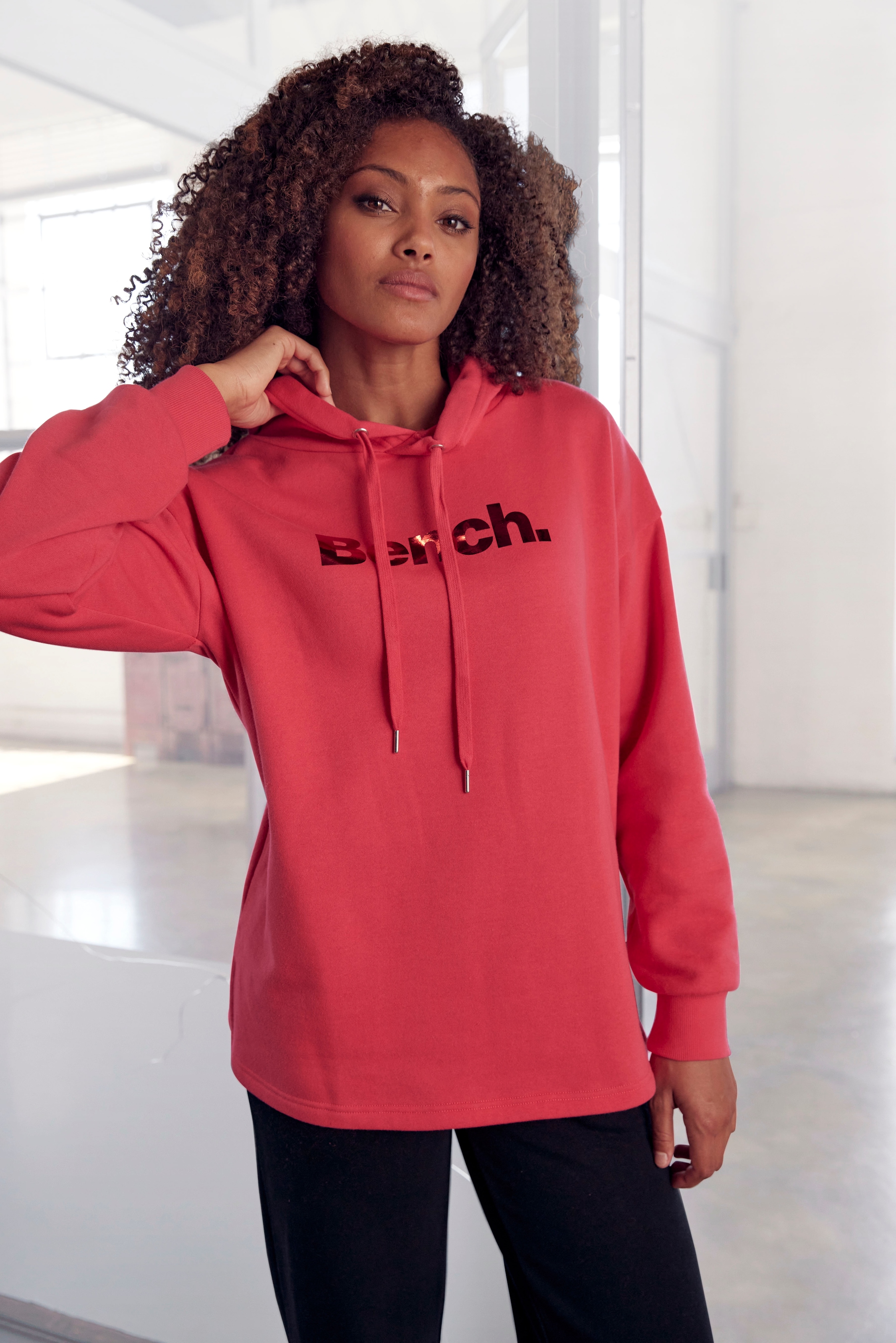 Bench. Hoodie »-Kapuzensweatshirt«, mit glänzendem Logodruck und seitlichen  Schlitzen, Loungewear » LASCANA | Acheter des mode balnéaire, des  sous-vêtements et de la lingerie en ligne