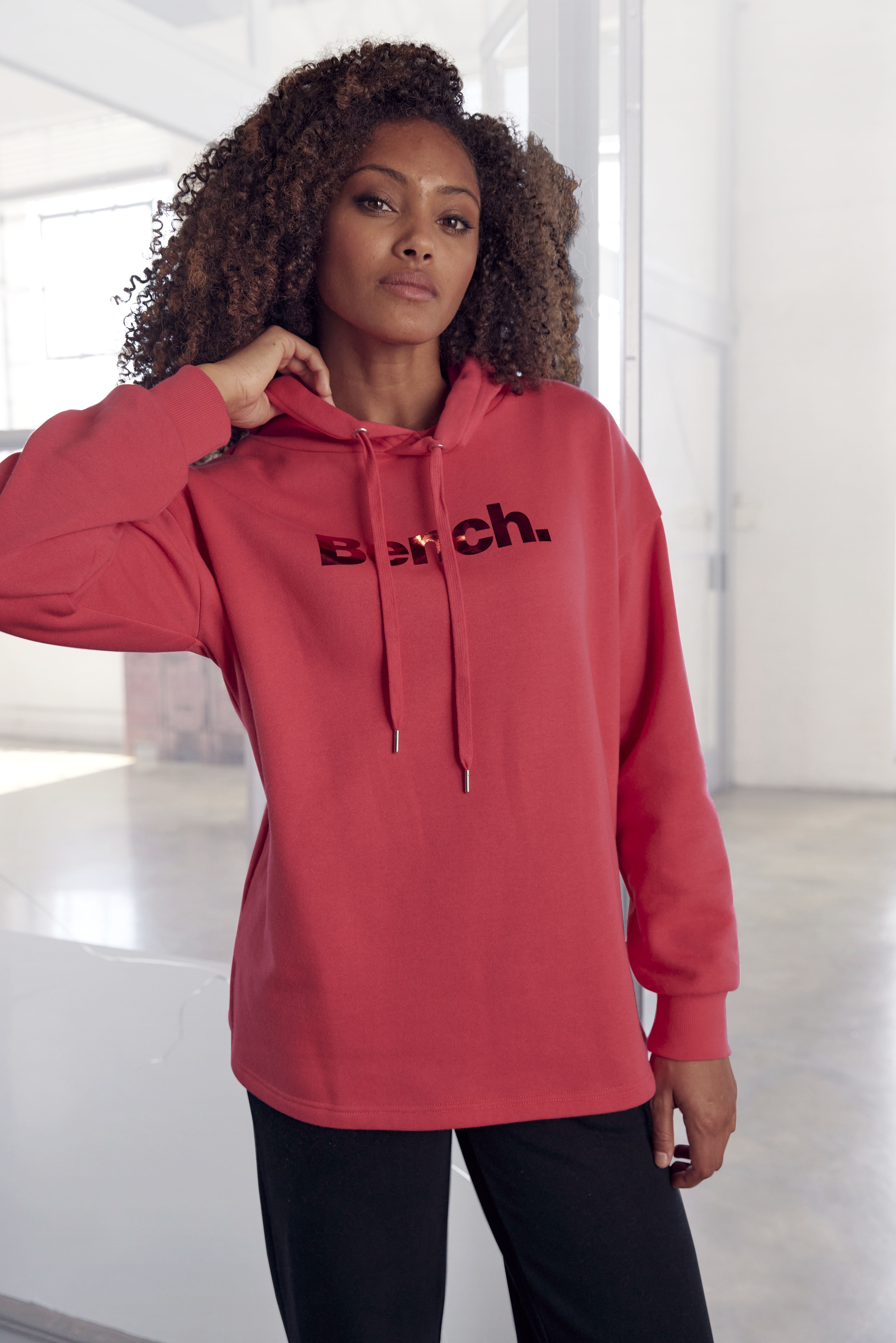 Bench. Hoodie »-Kapuzensweatshirt«, mit glänzendem Logodruck und seitlichen  Schlitzen, Loungewear » LASCANA | Acheter des mode balnéaire, des  sous-vêtements et de la lingerie en ligne
