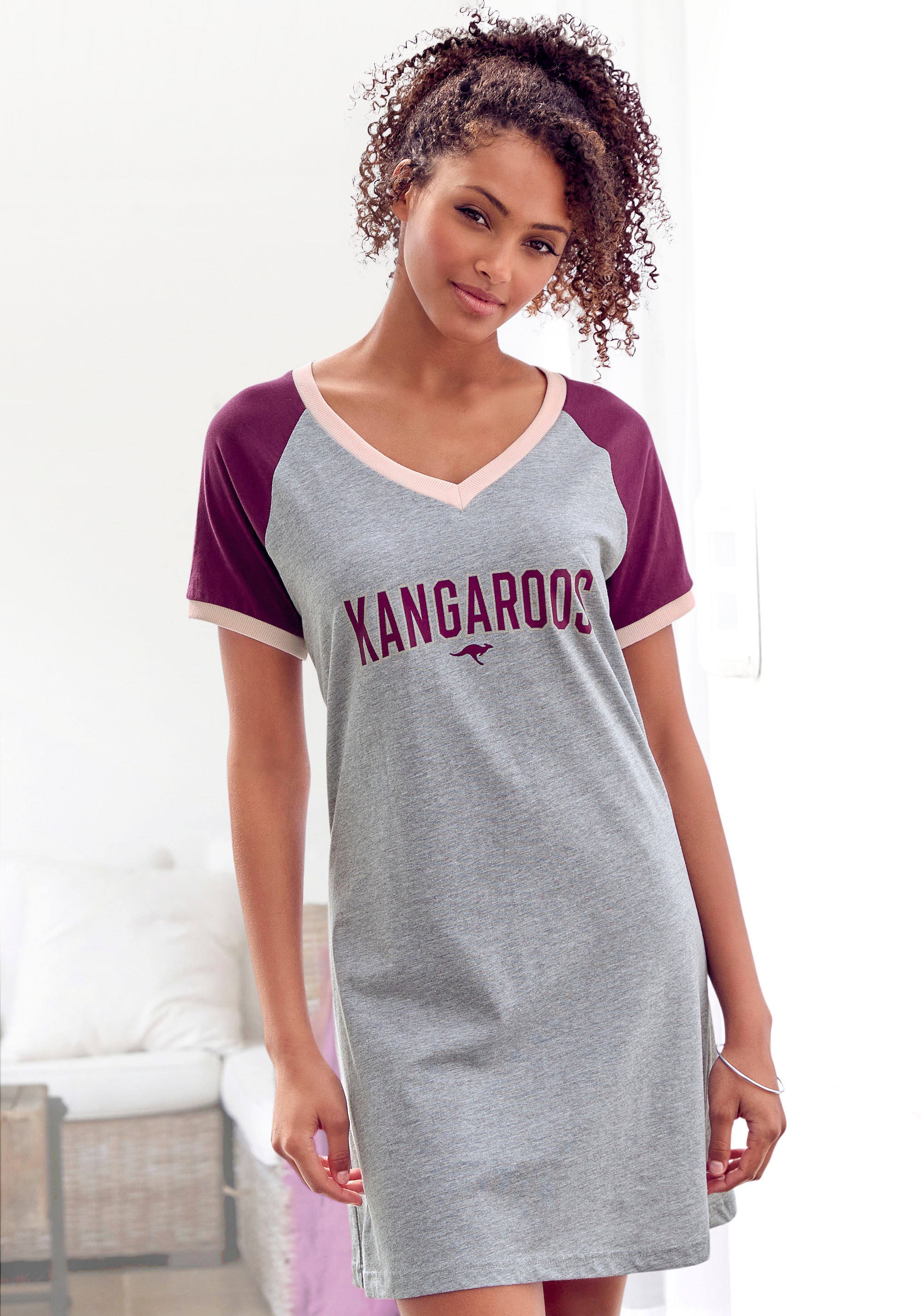 Blende mit günstig Kaufen-KangaROOS Bigshirt, mit kontrastfarbenen Raglanärmeln. KangaROOS Bigshirt, mit kontrastfarbenen Raglanärmeln <![CDATA[Bigshirt von Kangaroos im College-Stil. Kontrastfarbene Raglanärmel. Farblich abgesetzte Blenden am V-Ausschnitt und den Ärme