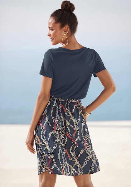 LASCANA Sommerkleid, (mit Bindegürtel), eleganter Kettenprint, kurzes Sommerkleid mit Taschen, T-Shirtkleid