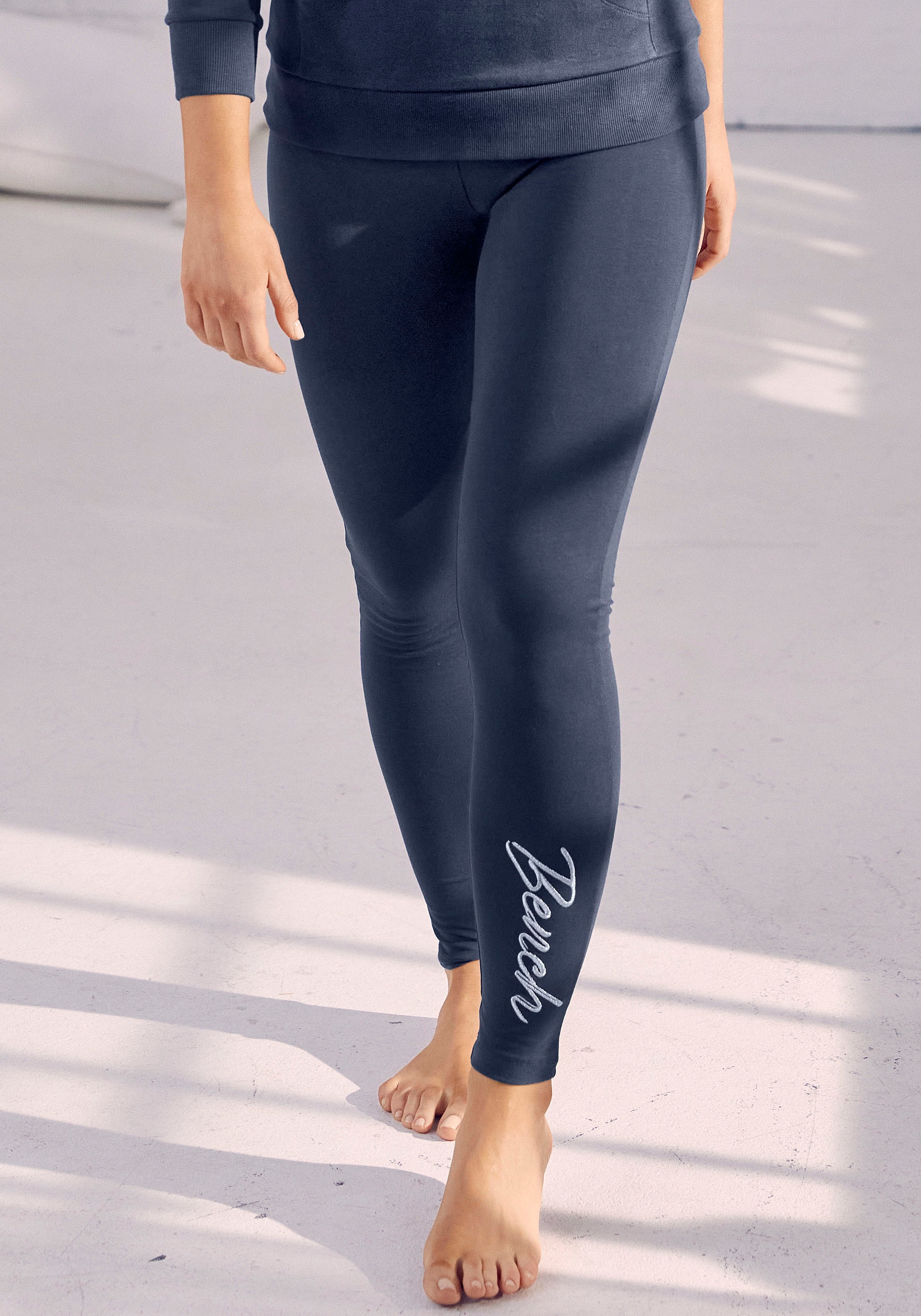 Bench. Loungewear Leggings, mit glitzernder Logostickerei auf dem Bein