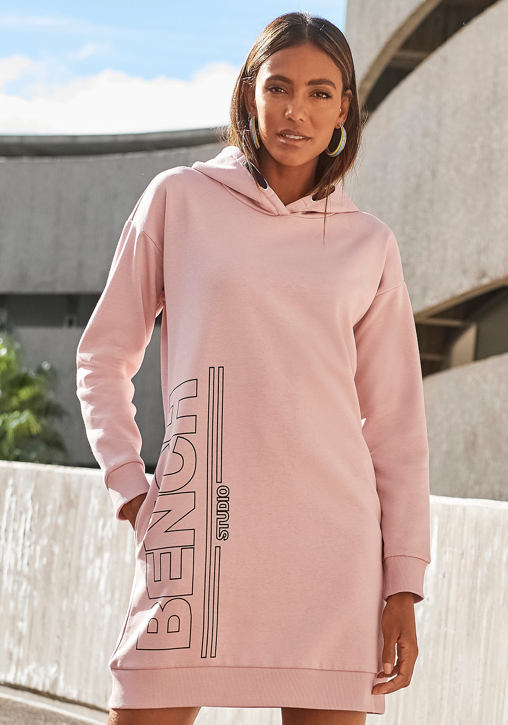 Image of Bench. Sweatkleid, mit senkrechtem Logodruck